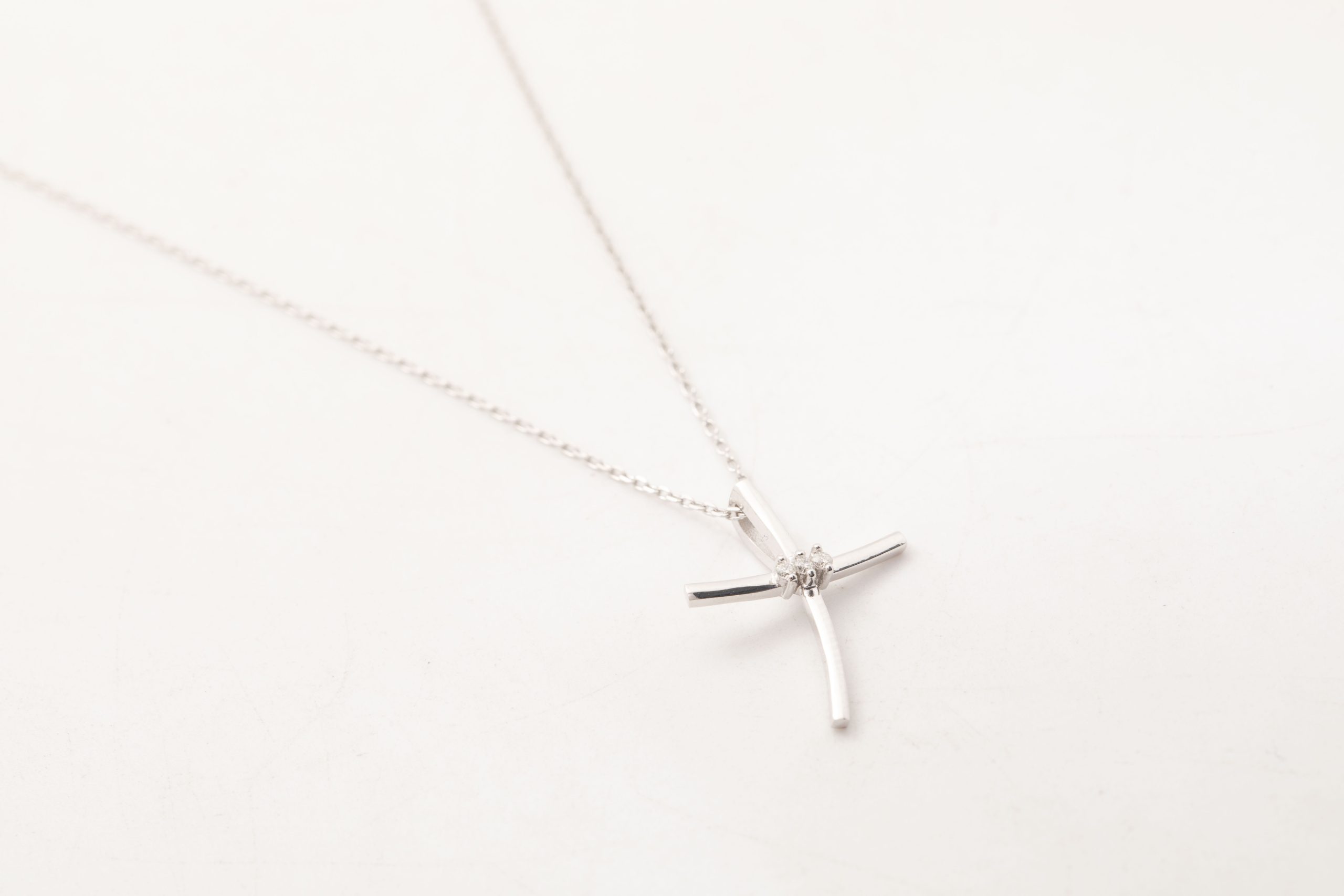 Collar cruz con diamantes