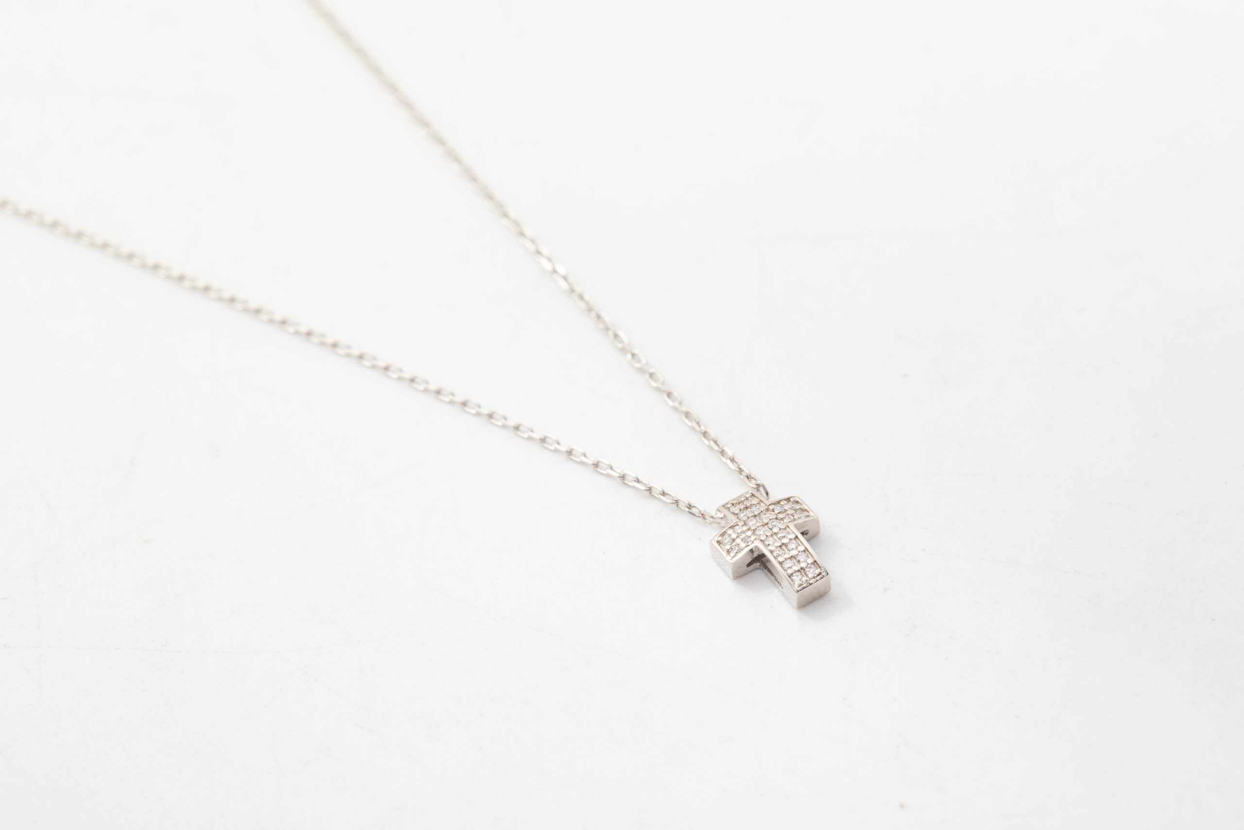 Collar cruz con diamantes