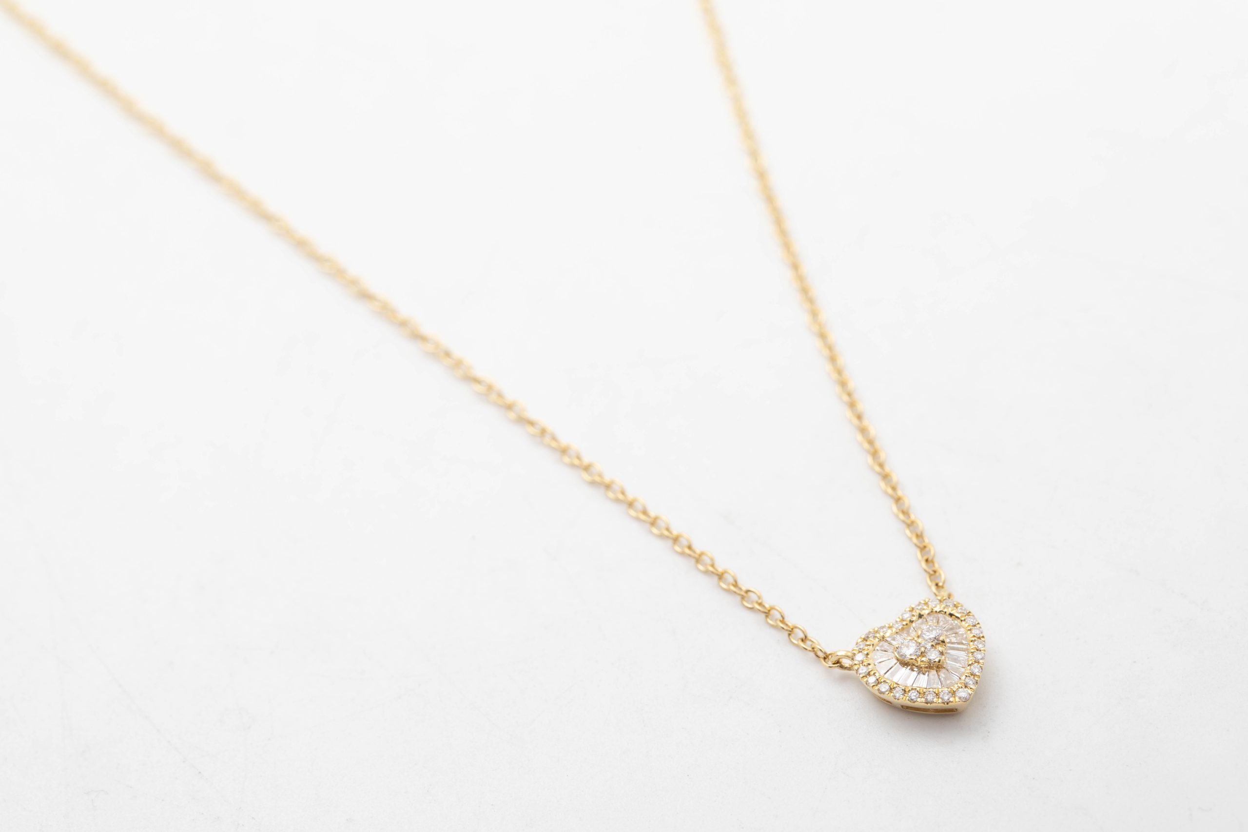 Collar corazón con diamantes