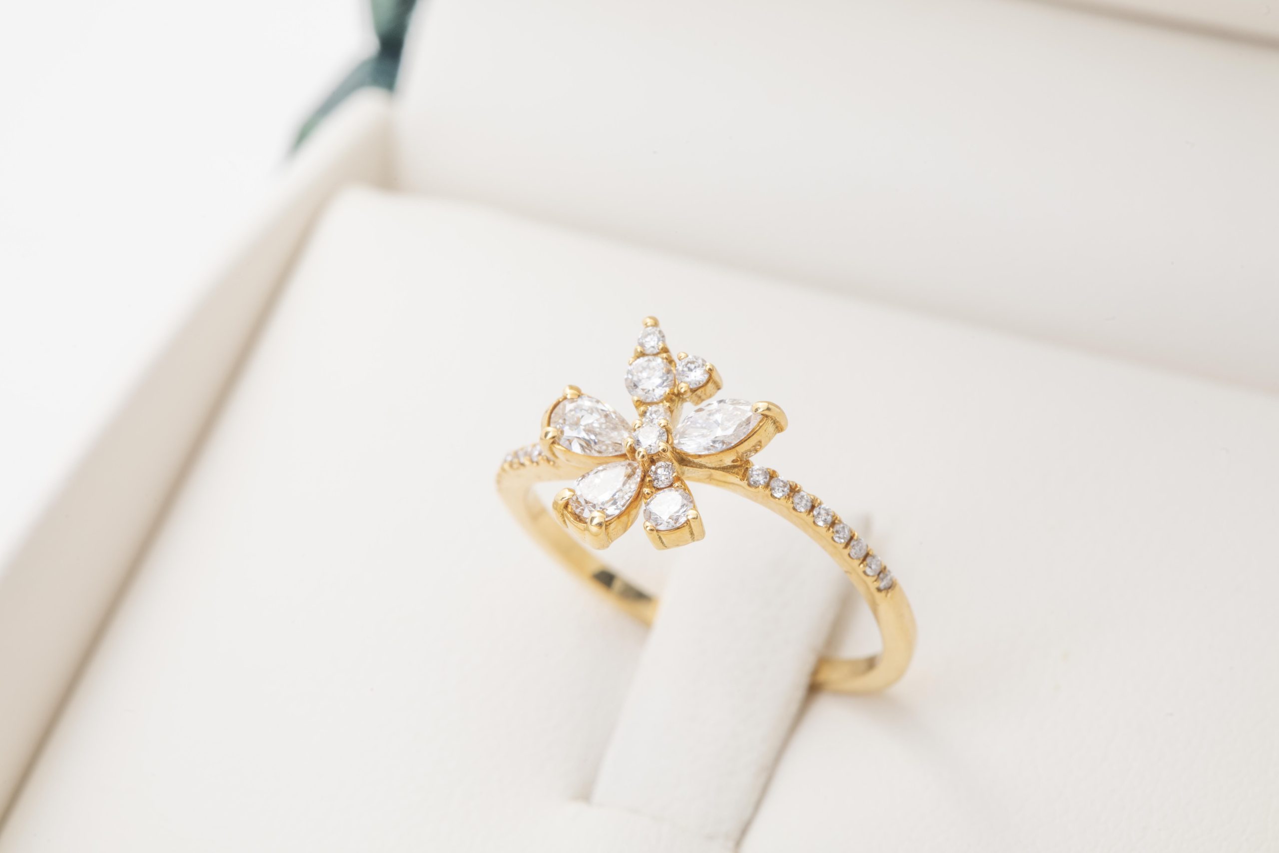 Anillo con flor de diamantes
