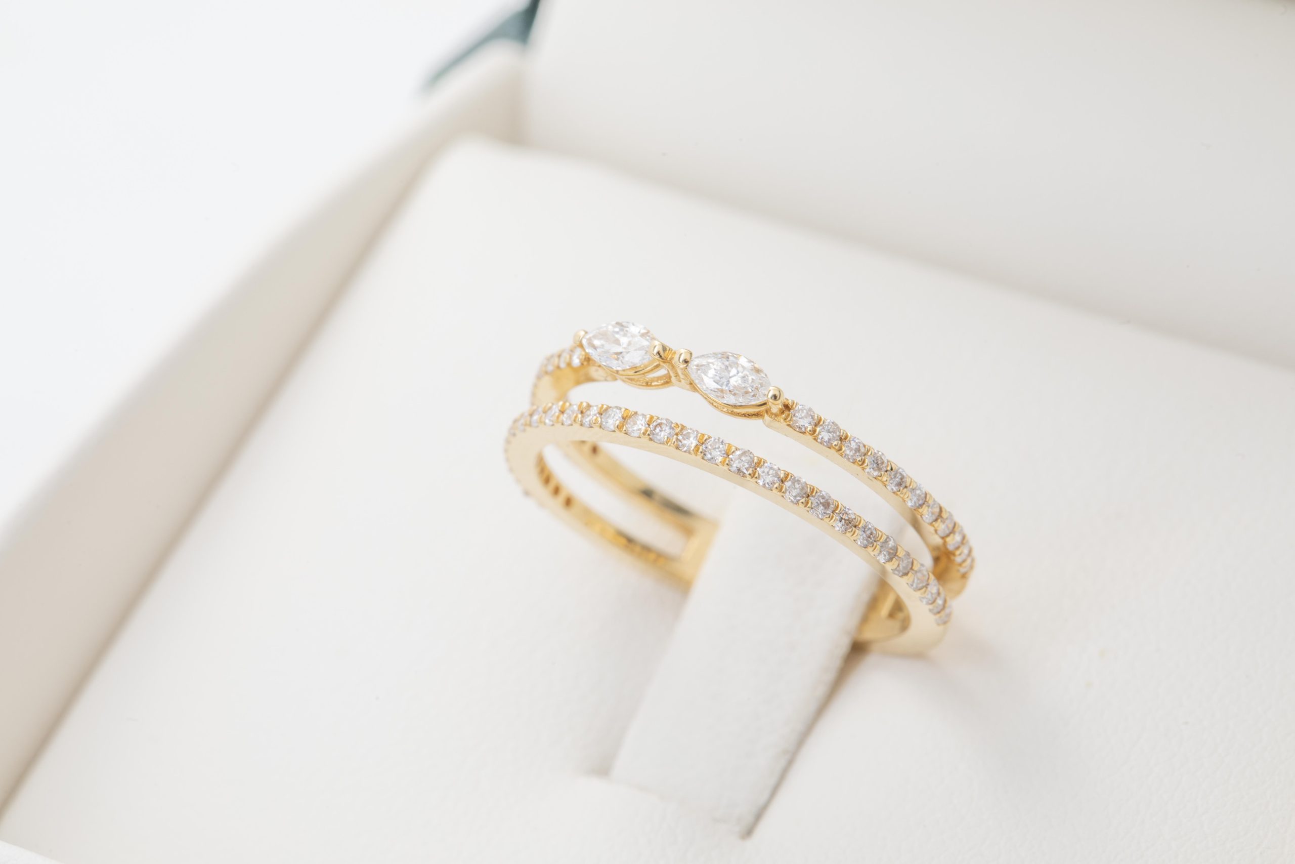 Anillo doble con diamantes