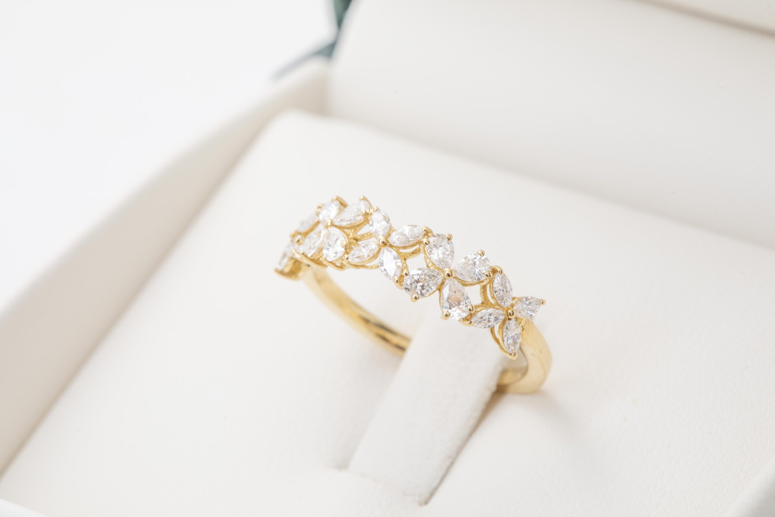 Anillo con flores de diamantes