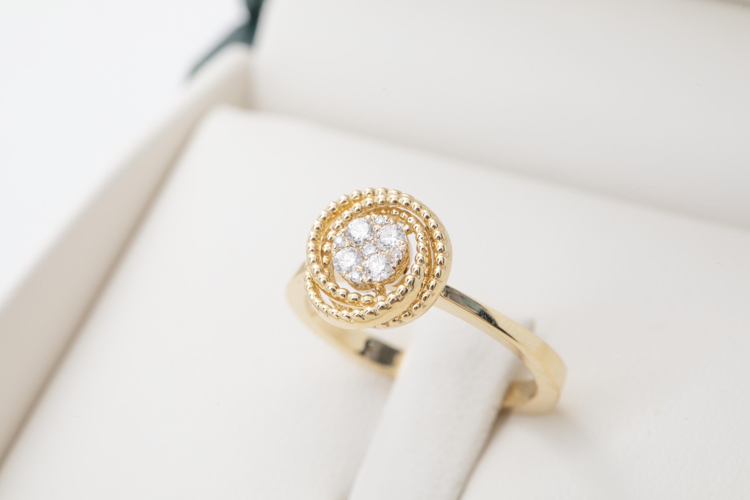 Anillo círculo con diamantes
