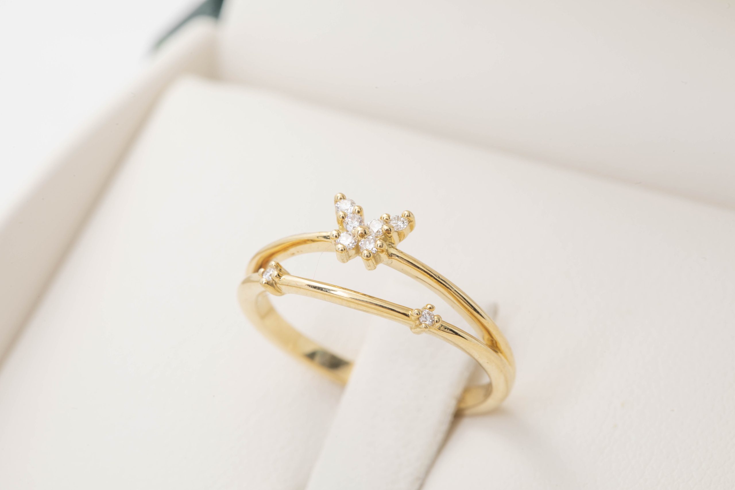 Anillo mariposa con diamantes