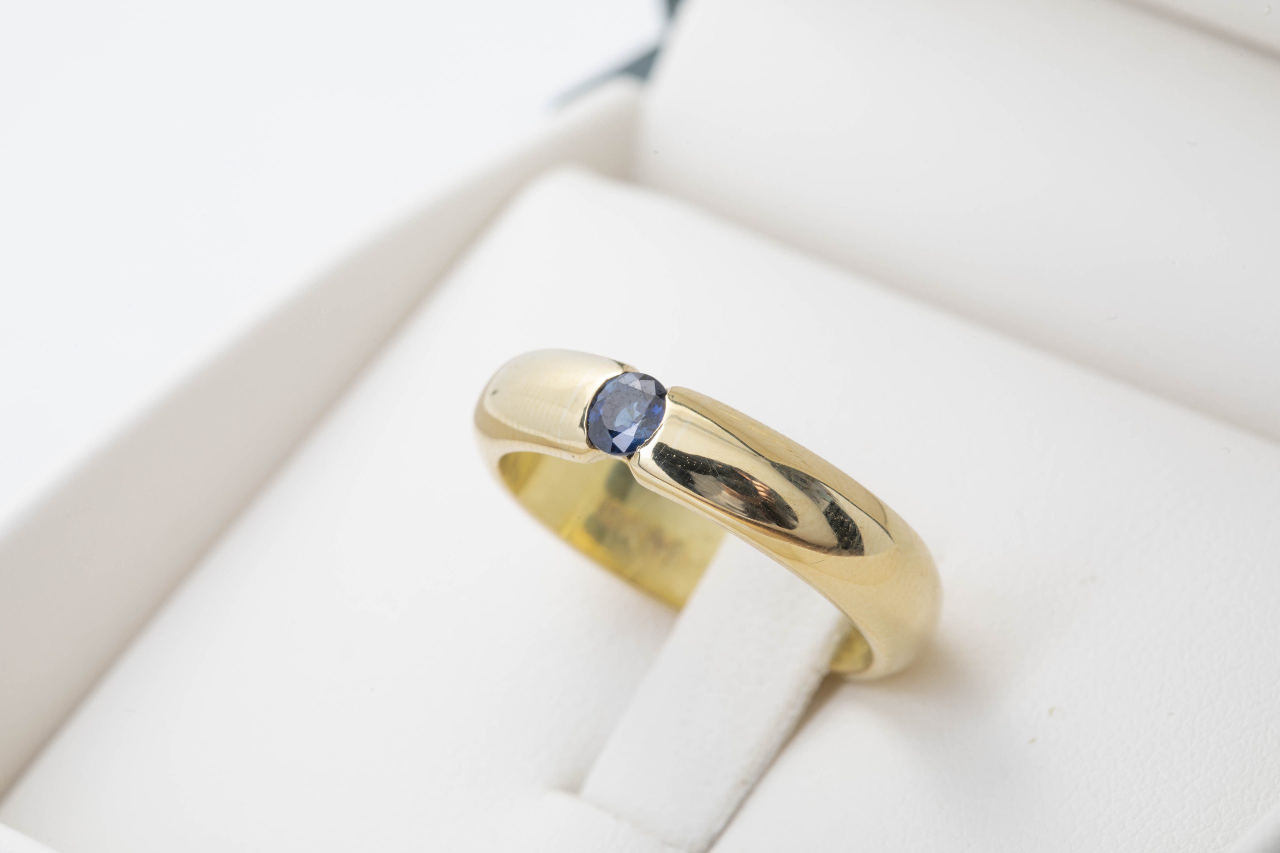 Anillo con zafiro