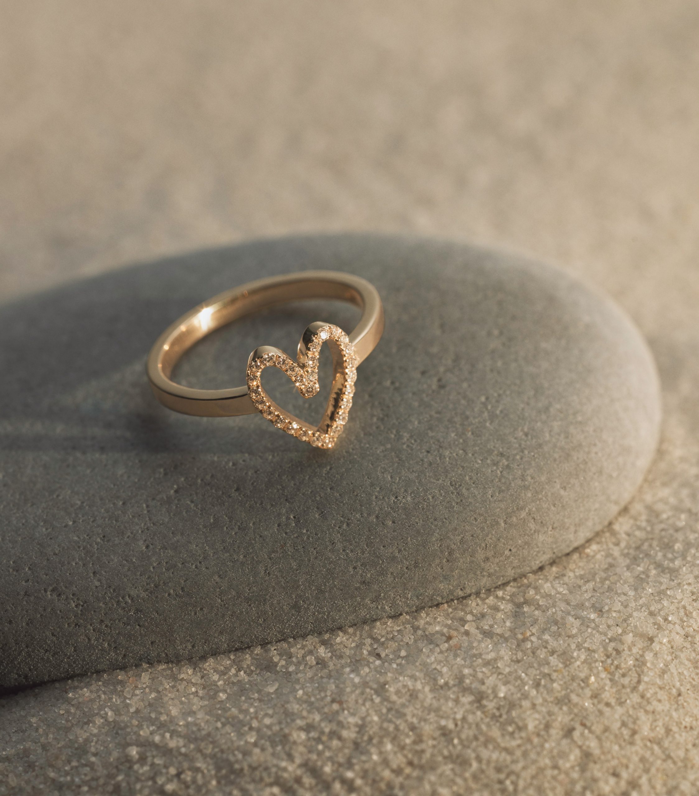 Anillo LOVE con diamantes