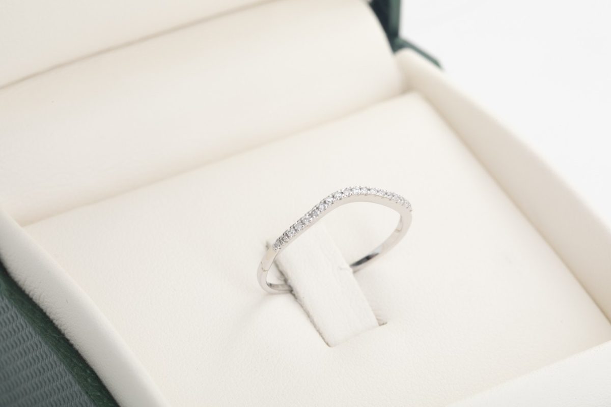 Anillo medio rivier onda con diamantes en oro blanco