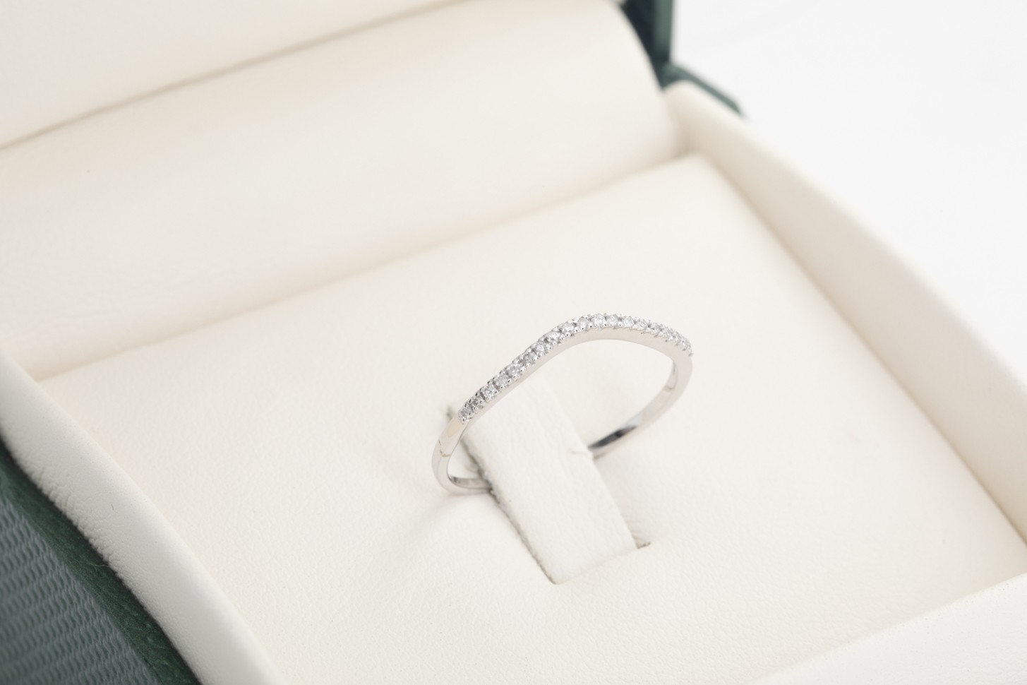 Anillo medio rivier onda con diamantes en oro blanco