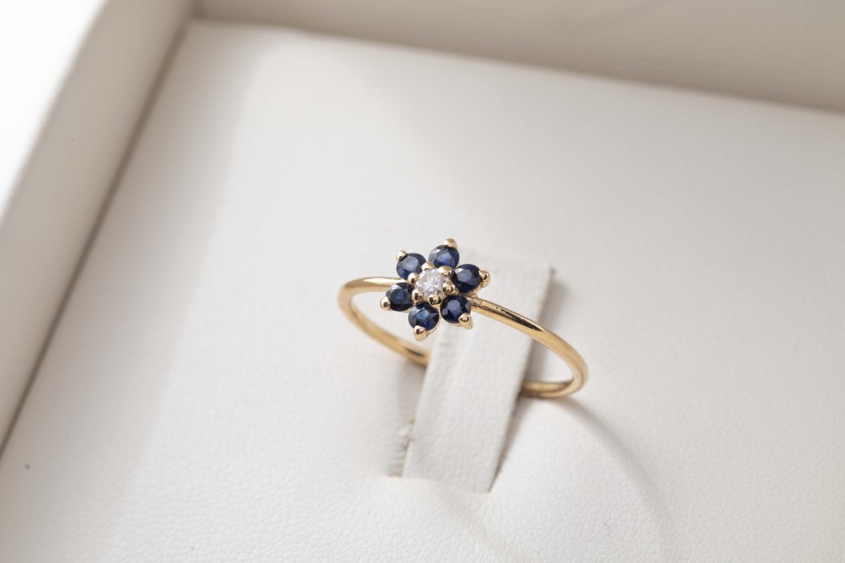 Anillo flor con zafiros