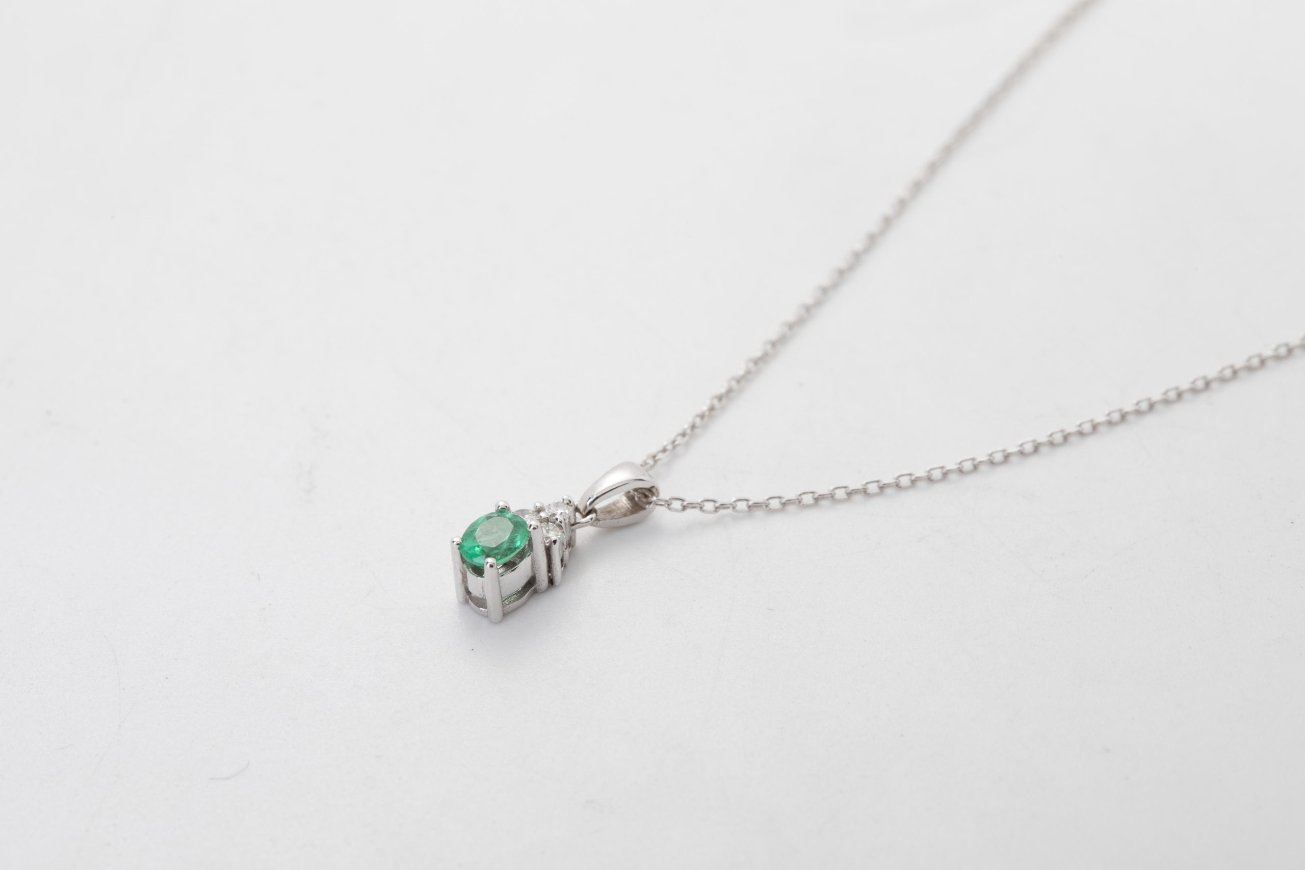 Collar con una esmeralda y diamantes