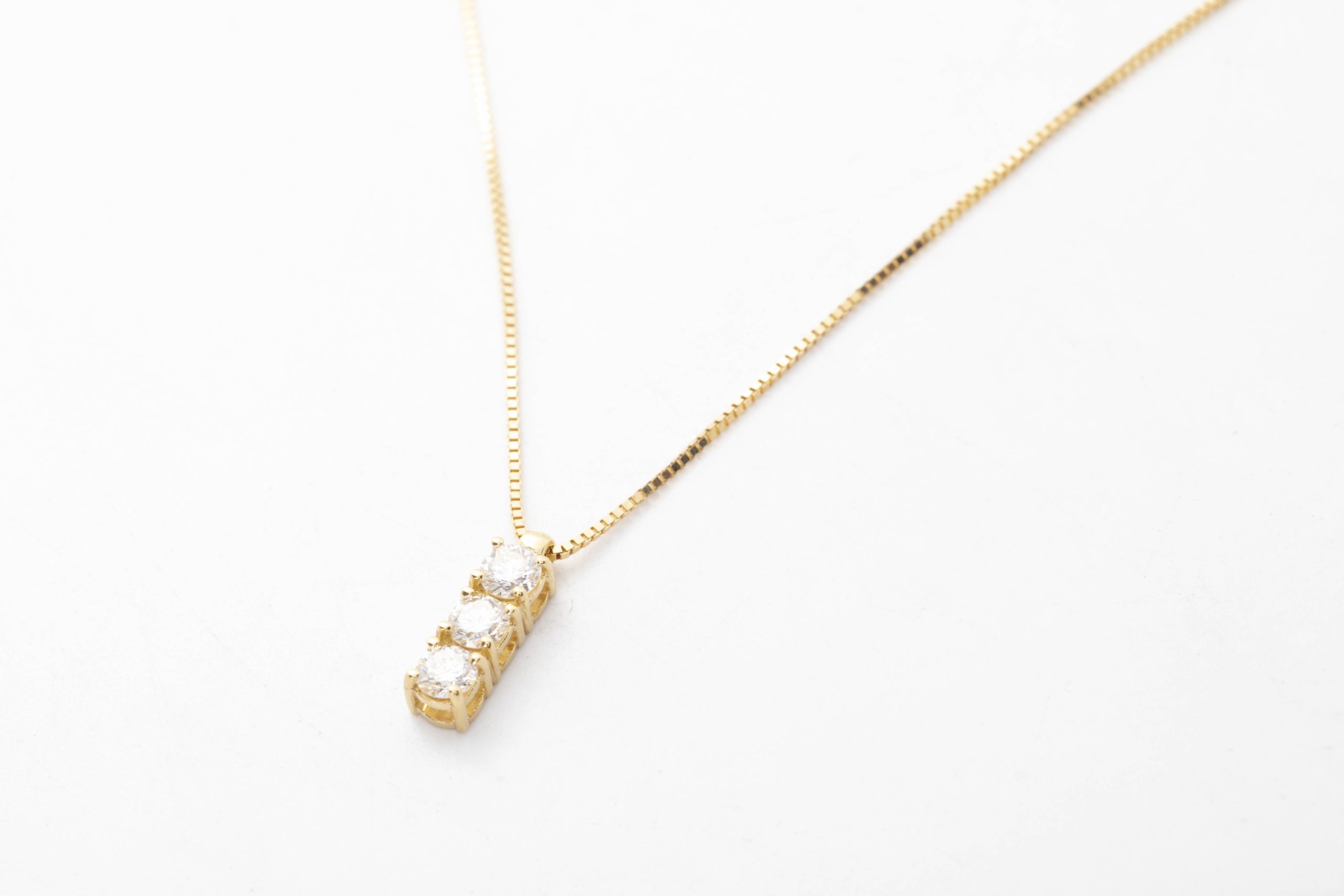 Collar con diamantes en oro amarillo