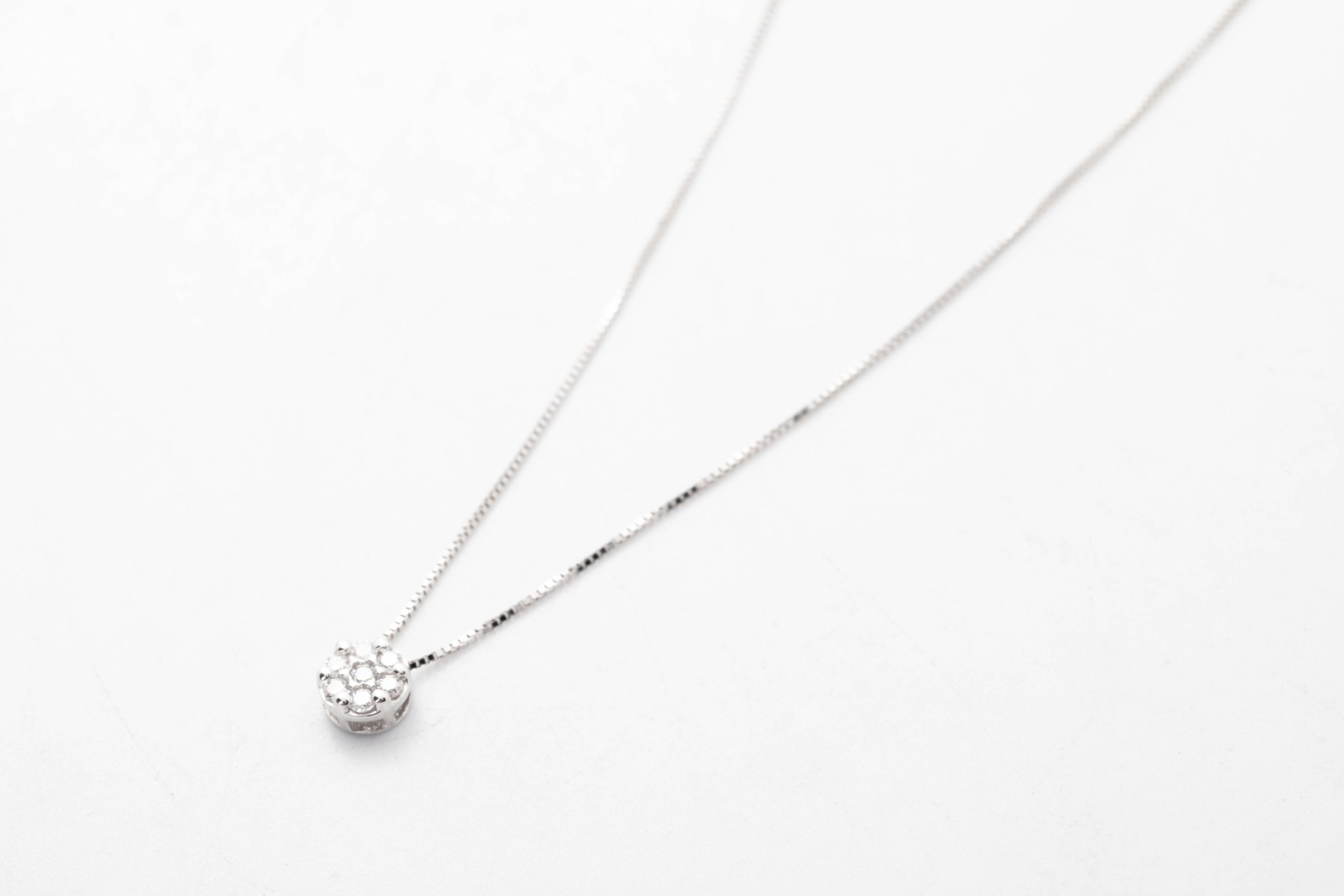Collar con diamantes en oro blanco
