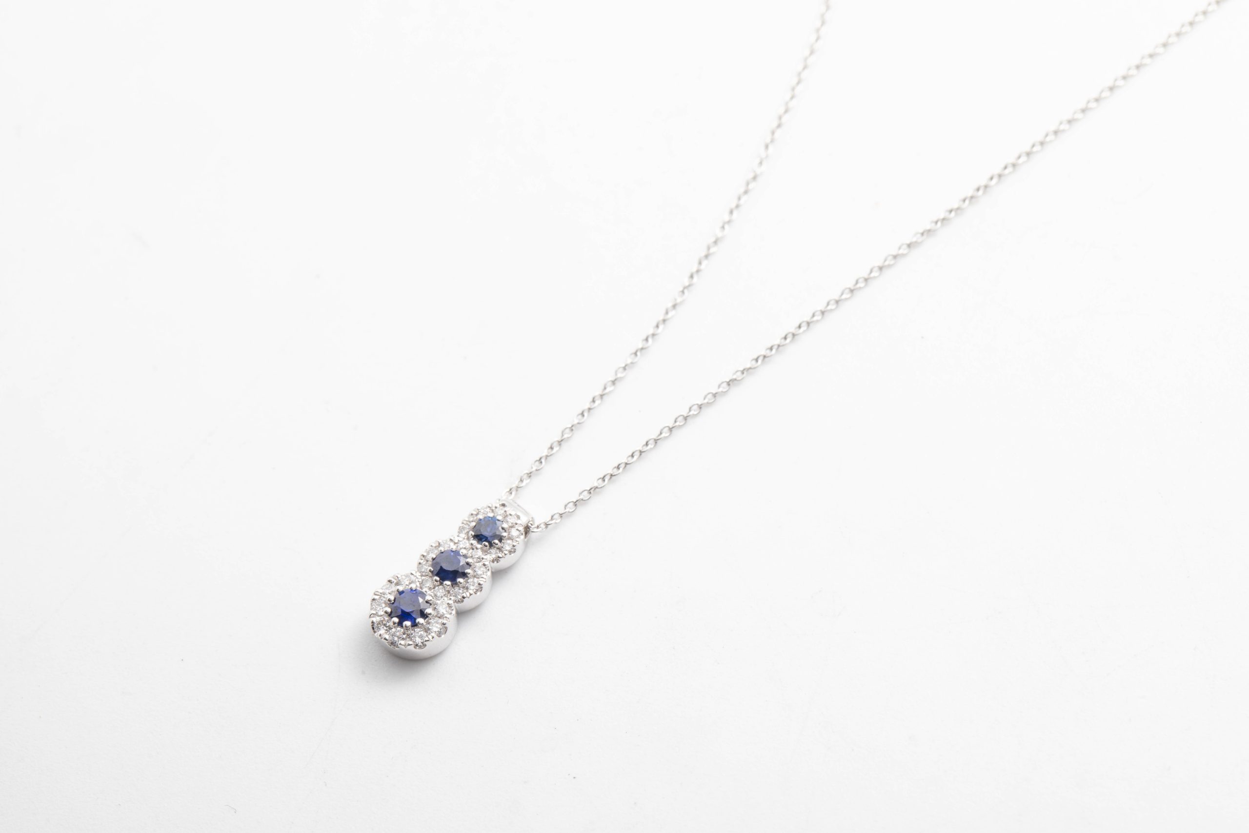 COLLAR CON BRILLANTES Y ZAFIROS