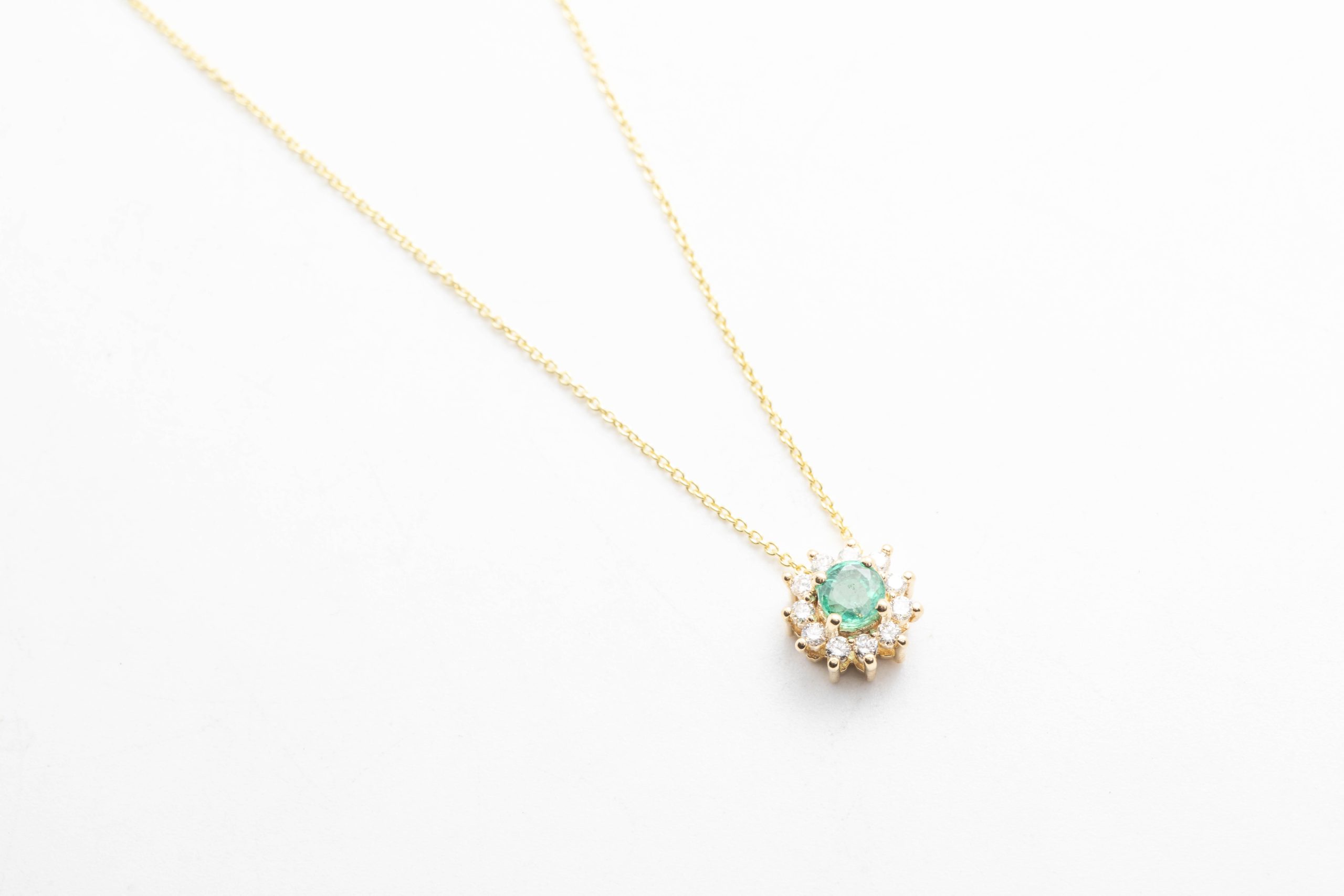 COLLAR CON BRILLANTES Y ESMERALDA