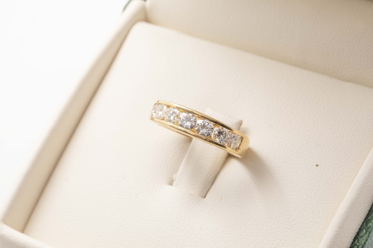 Anillo medio rivier de diamantes
