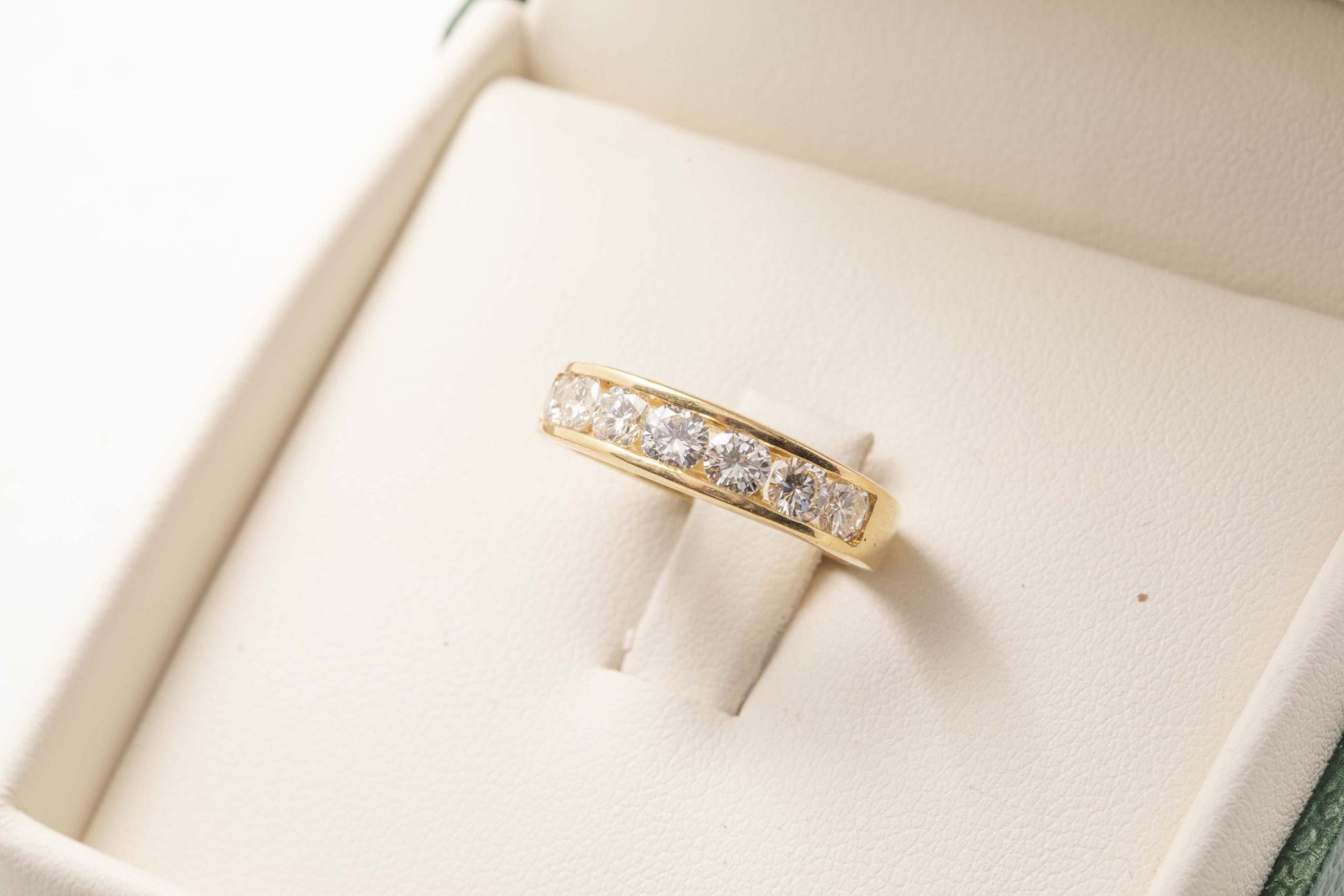 Anillo medio rivier de diamantes