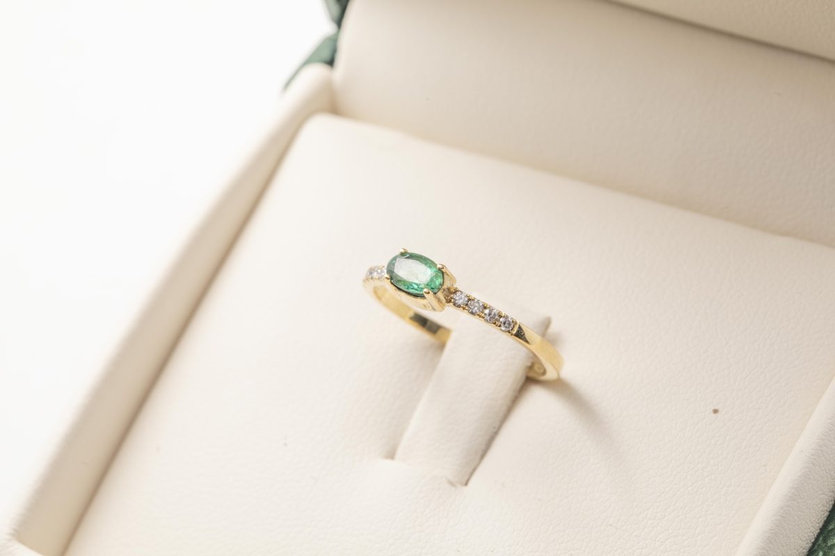 Anillo con esmeralda y diamantes