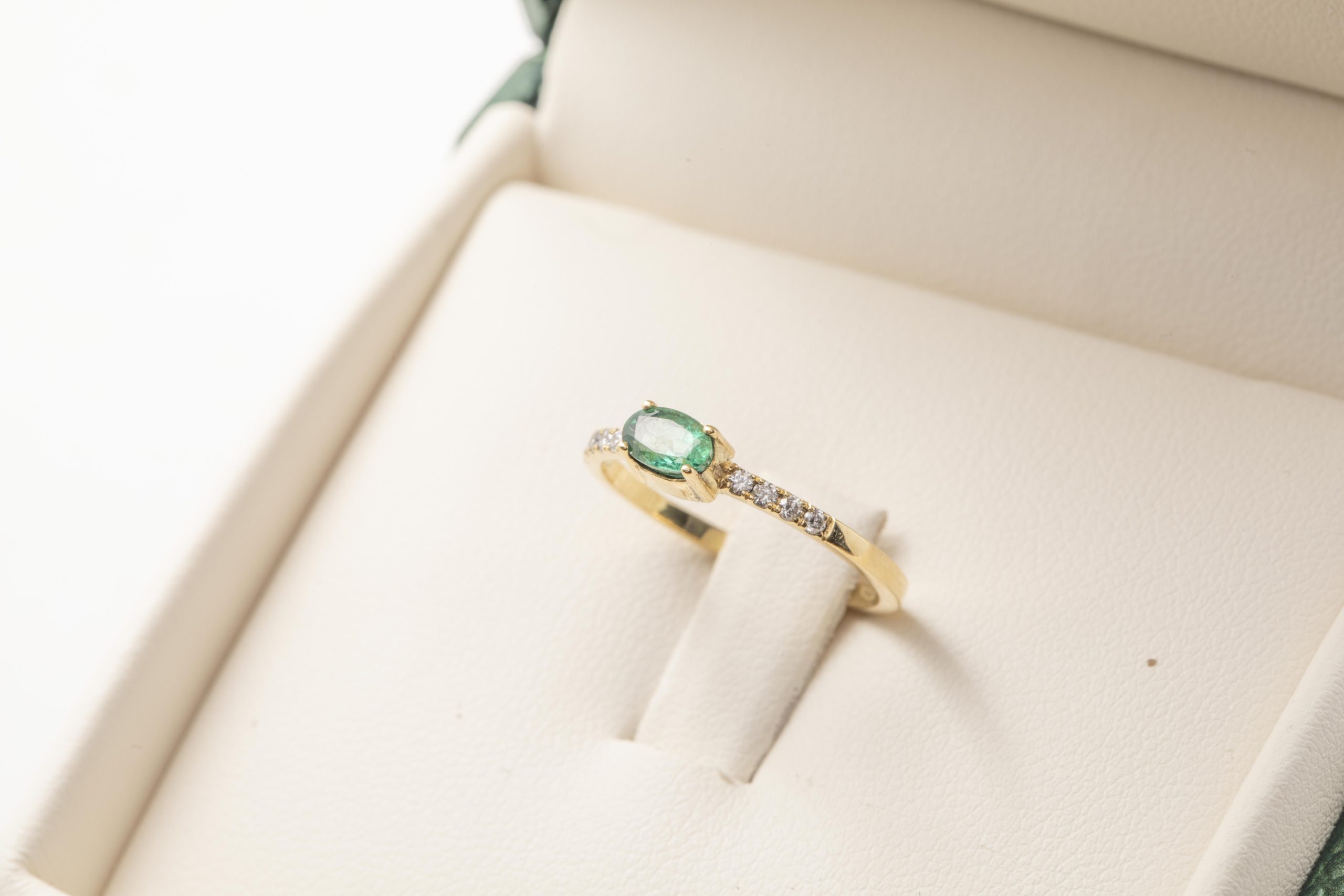 Anillo con esmeralda y diamantes