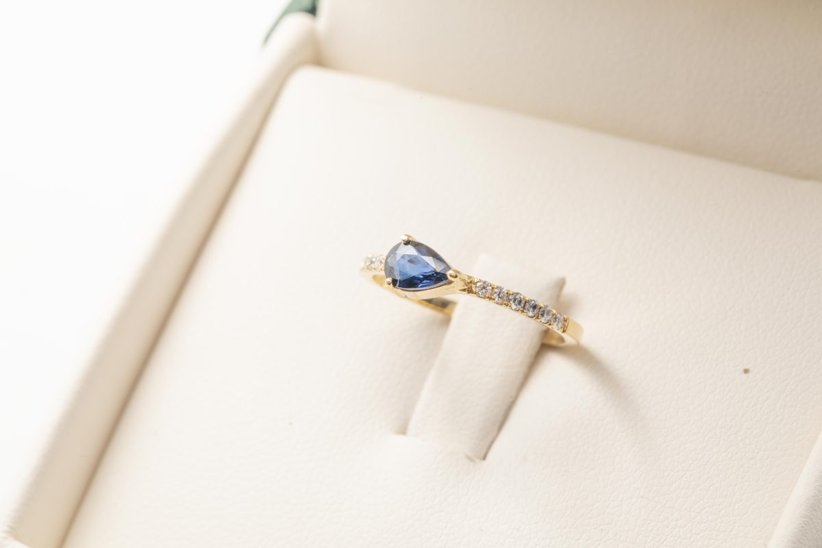 Anillo con zafiro y diamantes
