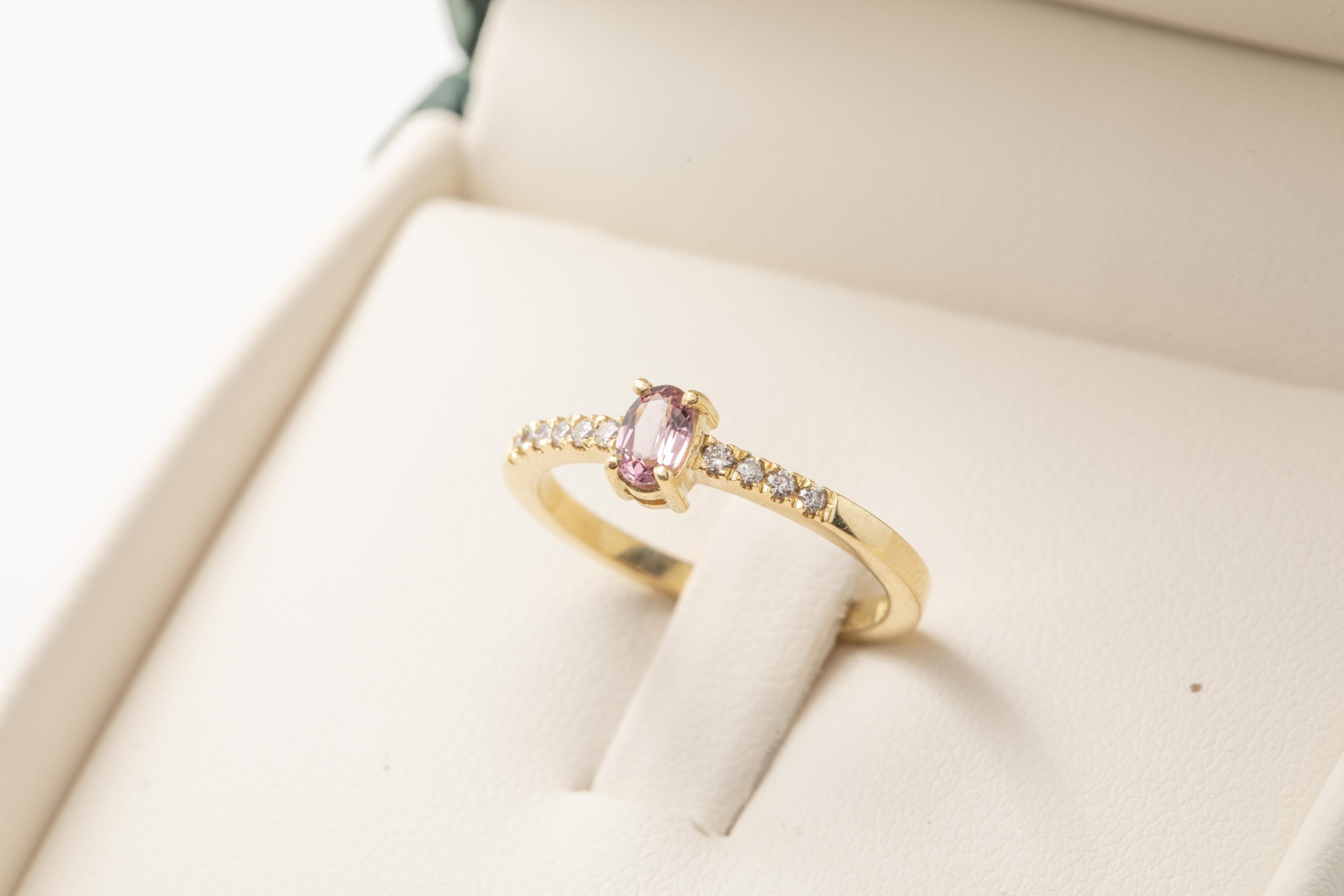 Anillo con un zafiro rosado y diamantes