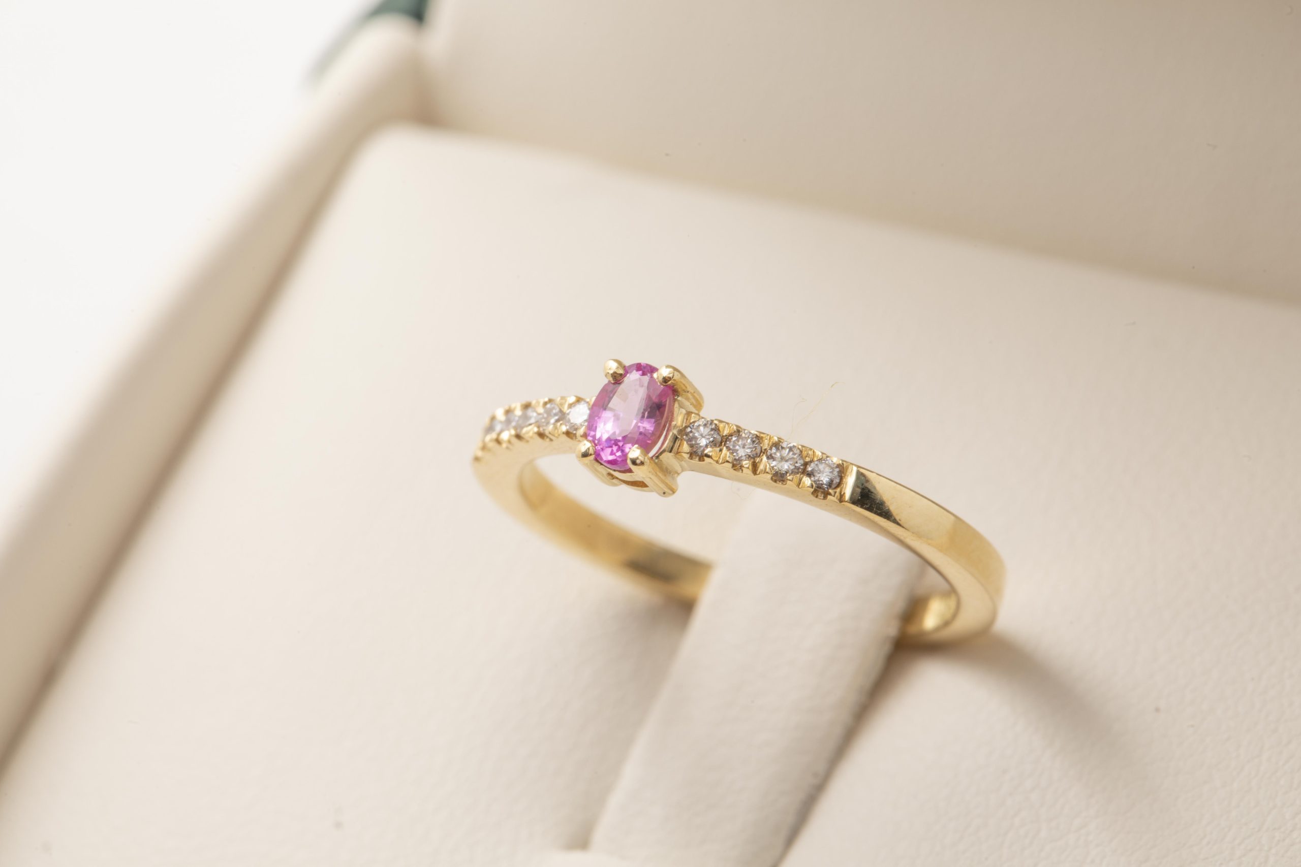 Anillo con un zafiro rosado y diamantes