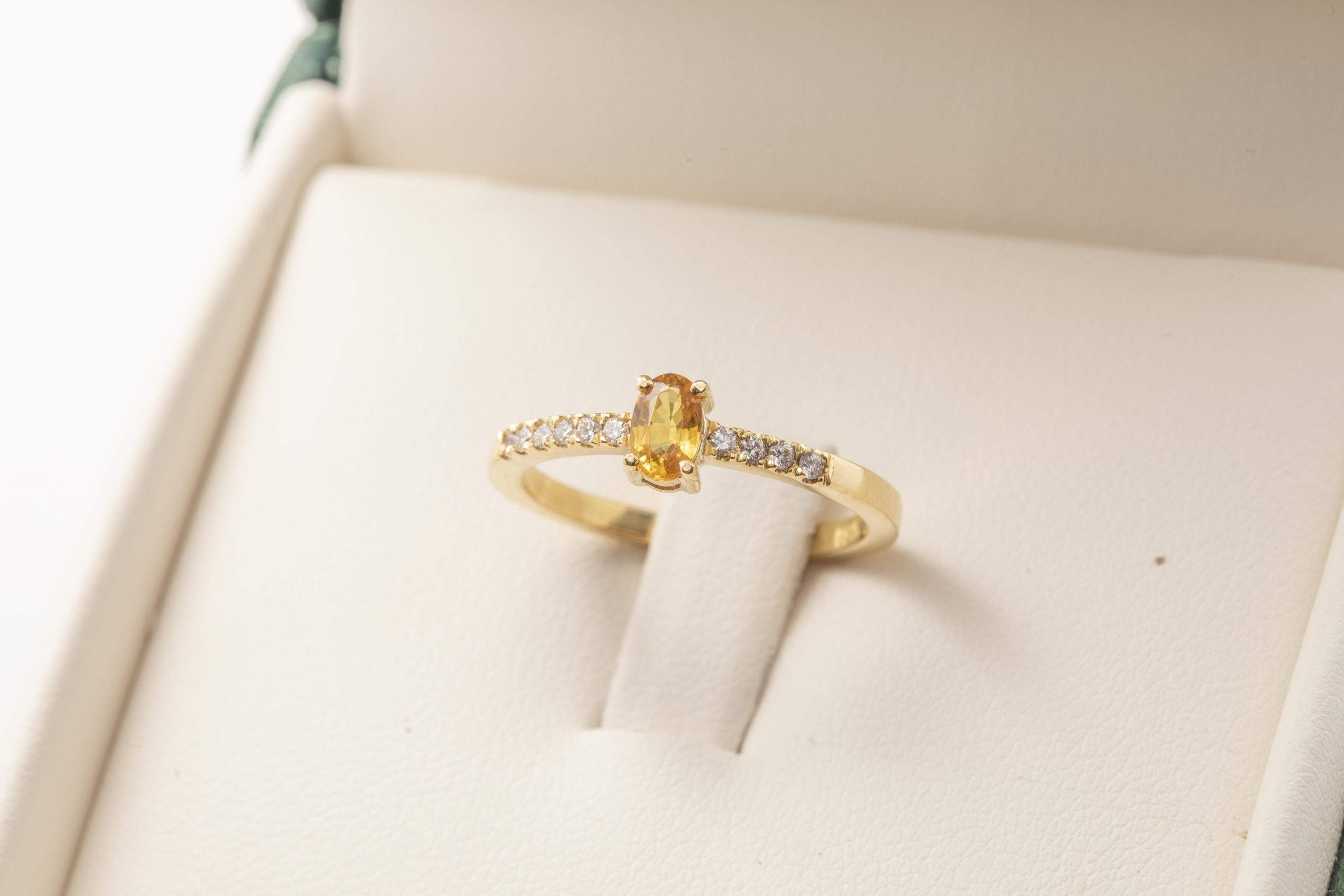 Anillo con un zafiro amarillo y diamantes