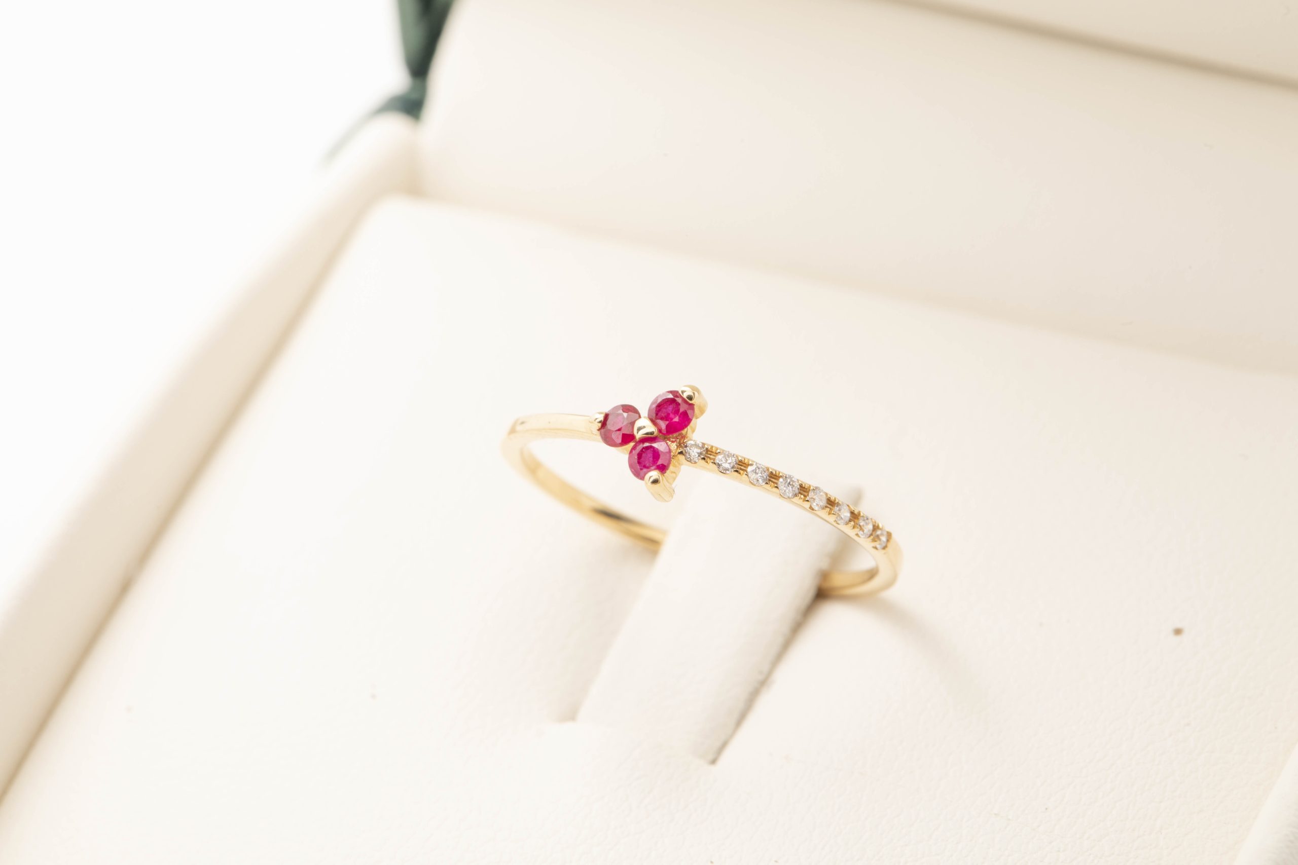 Anillo con rubís