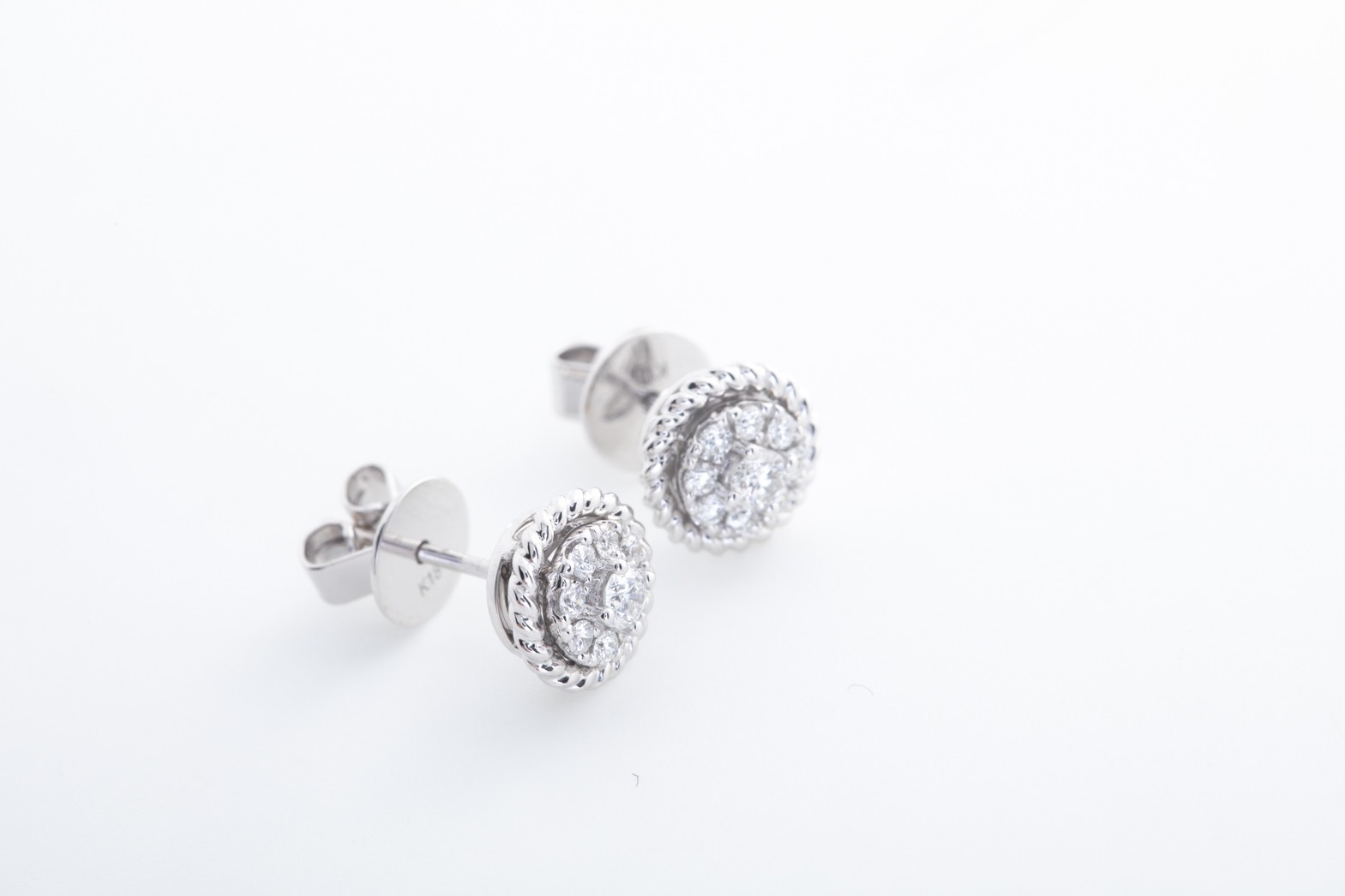 Aretes con brillantes en oro blanco