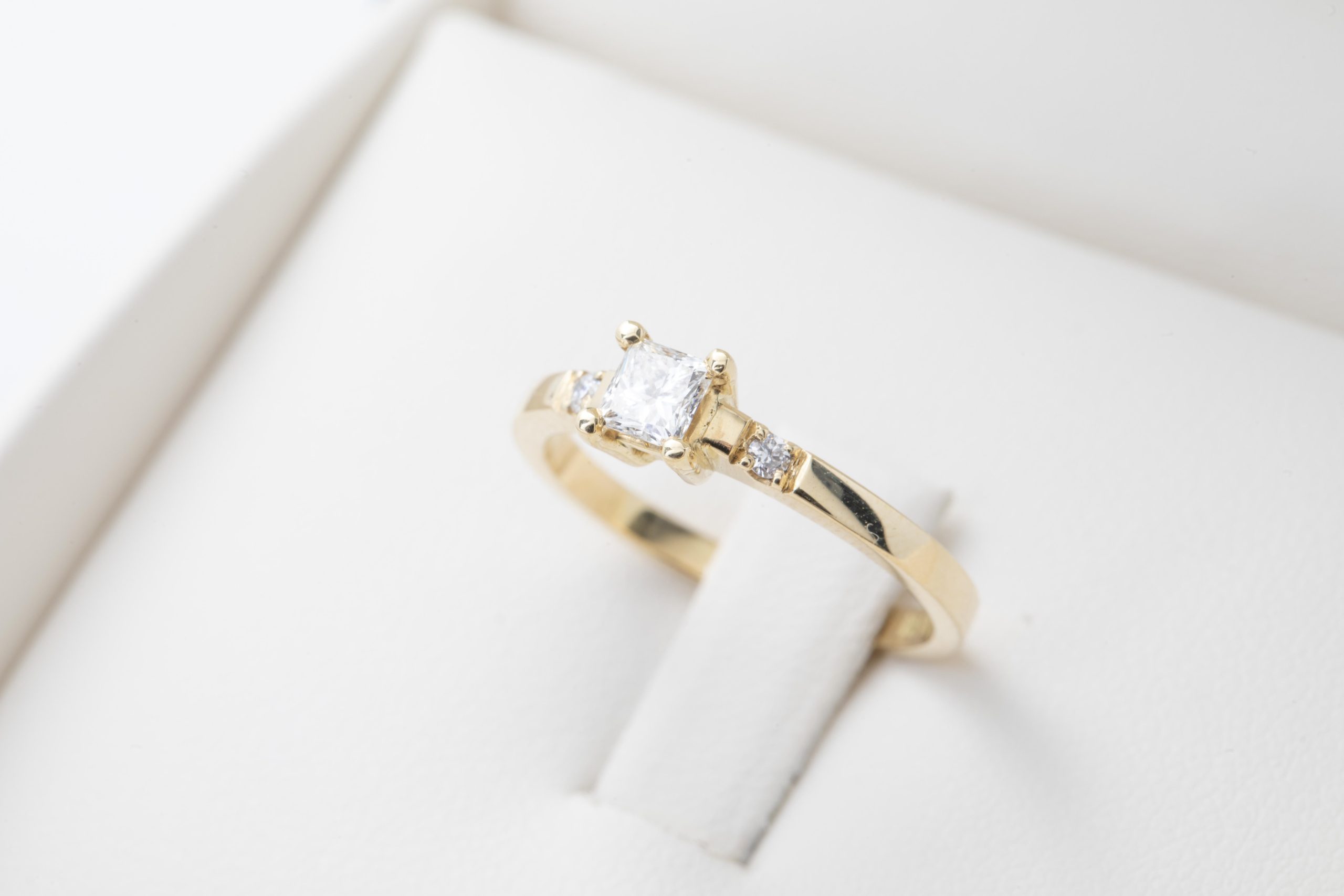Anillo de compromiso con diamante princesa 0.30Ct