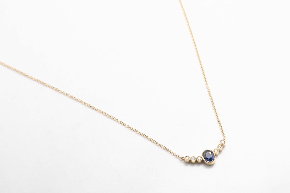 Collar con un zafiro y diamantes