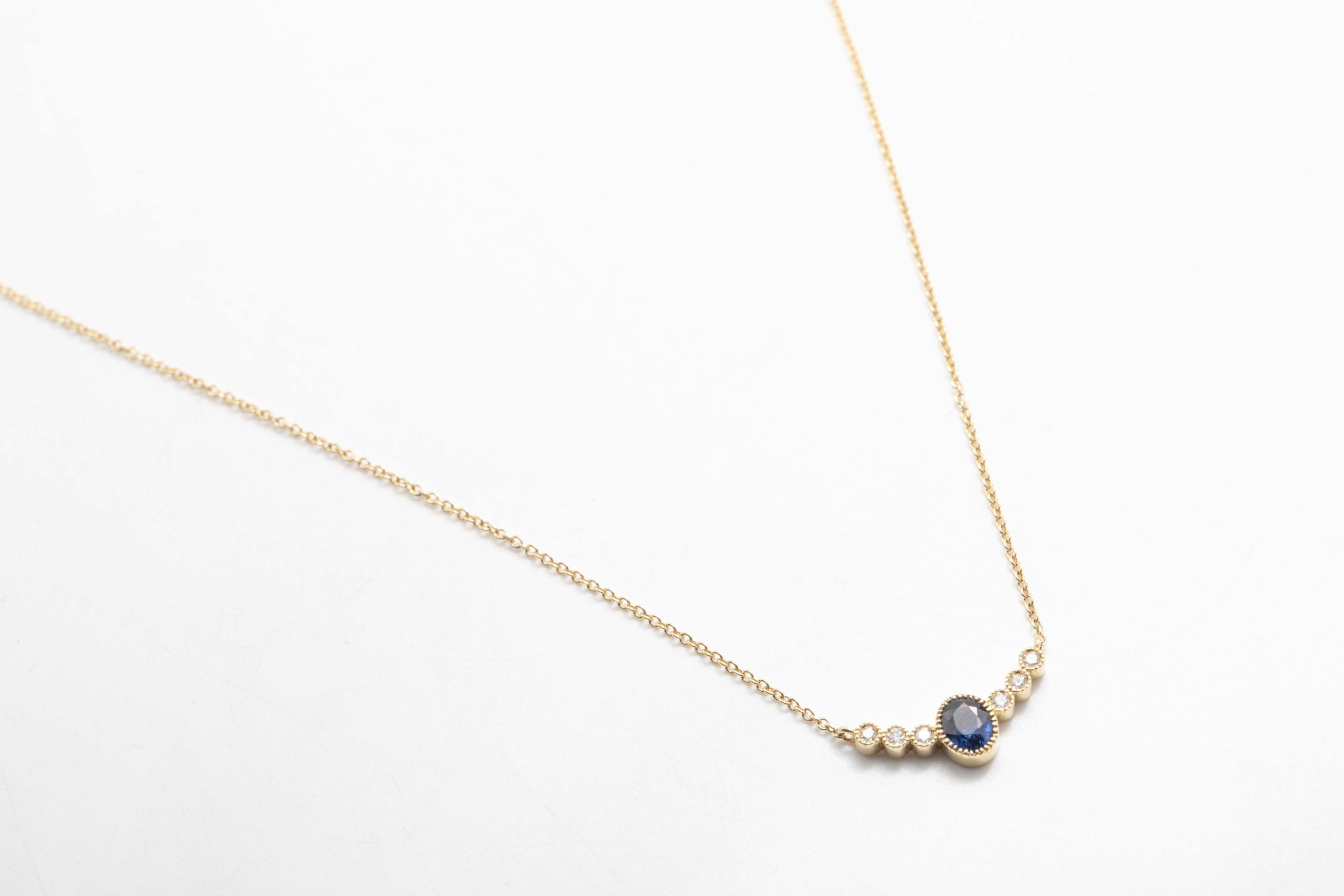 Collar con un zafiro y diamantes