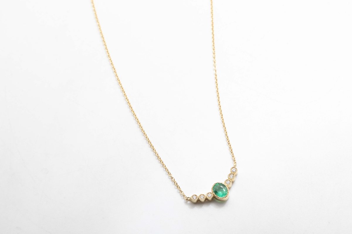 Collar con una esmeralda y diamantes