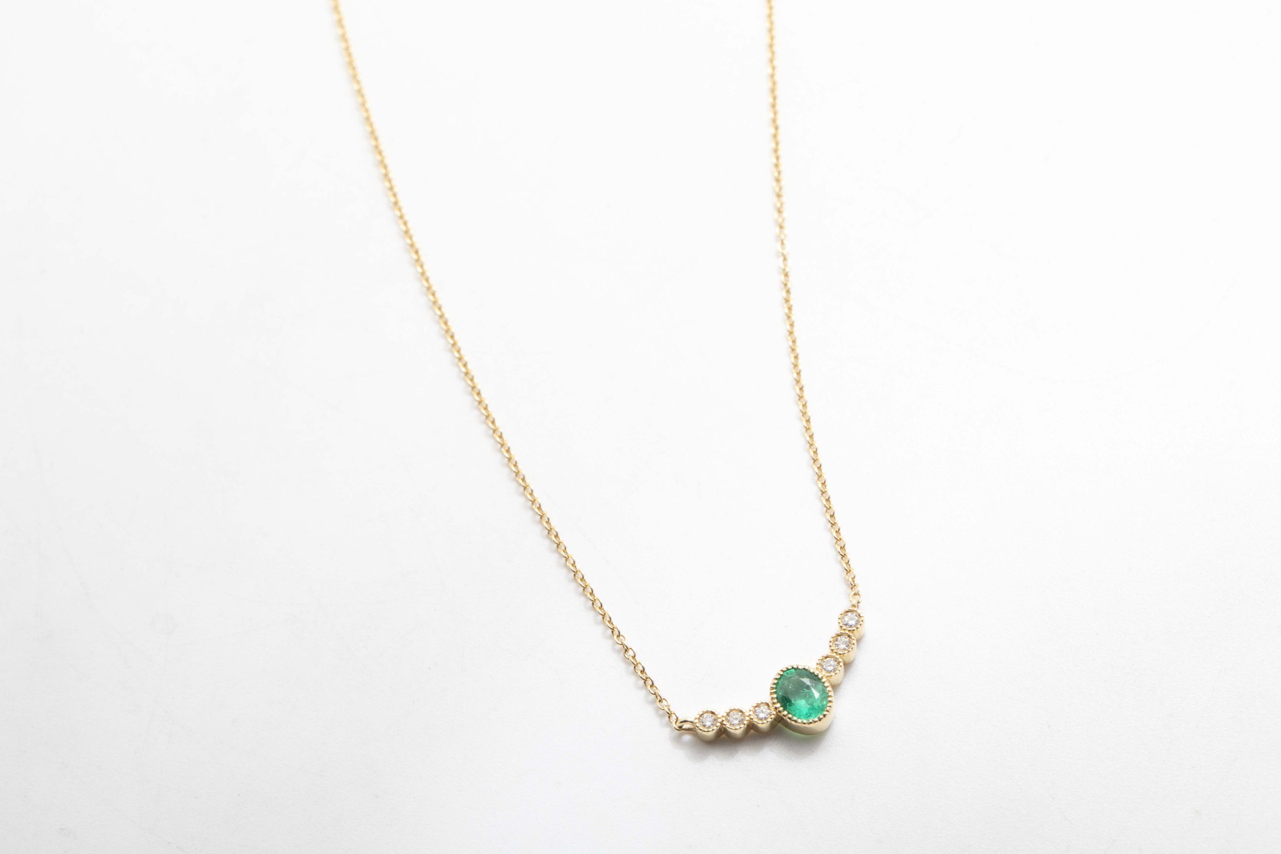 Collar con una esmeralda y diamantes