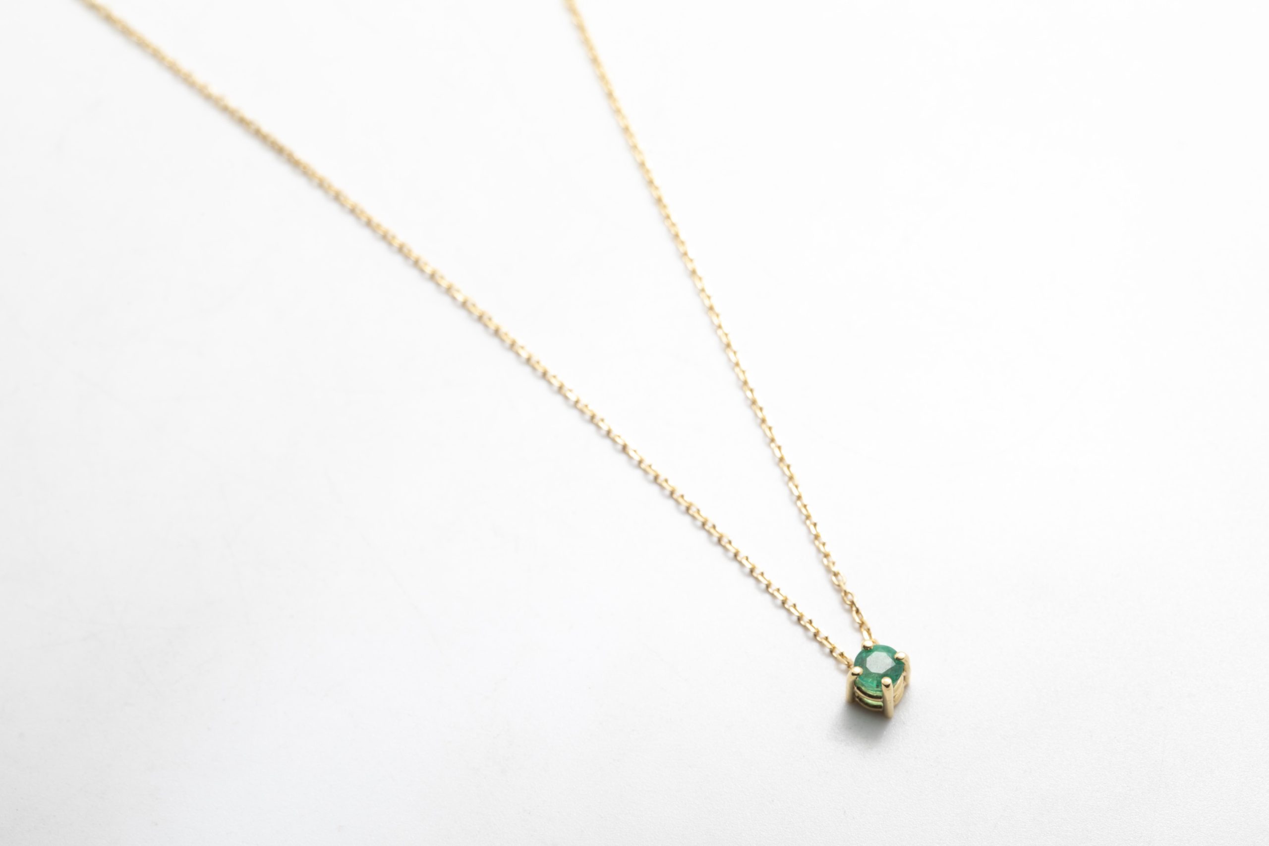 Collar con una esmeralda
