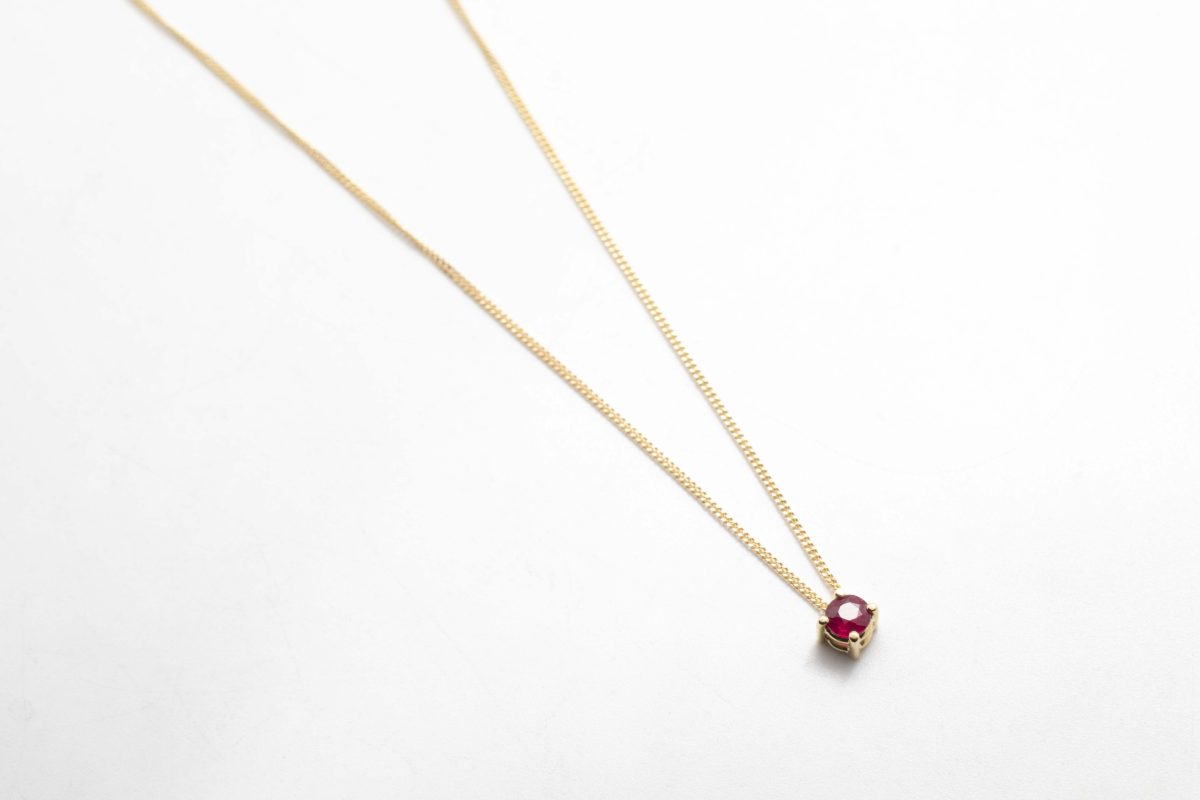 Collar con un rubí