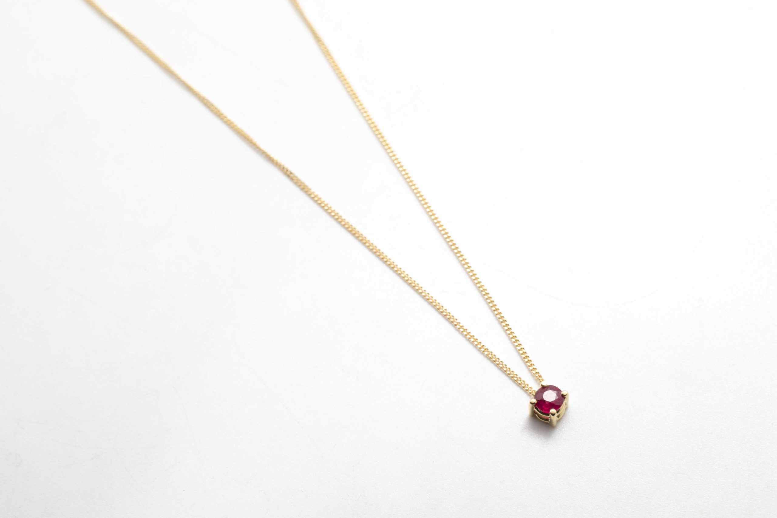 Collar con un rubí