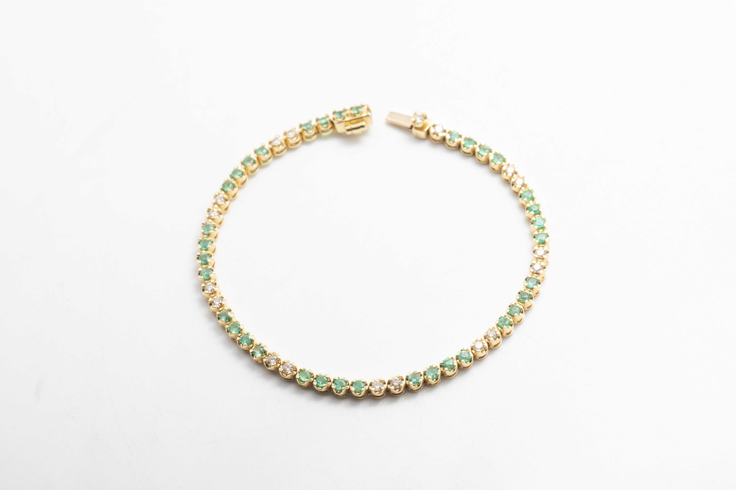 Pulsera tennis con esmeraldas y diamatnes