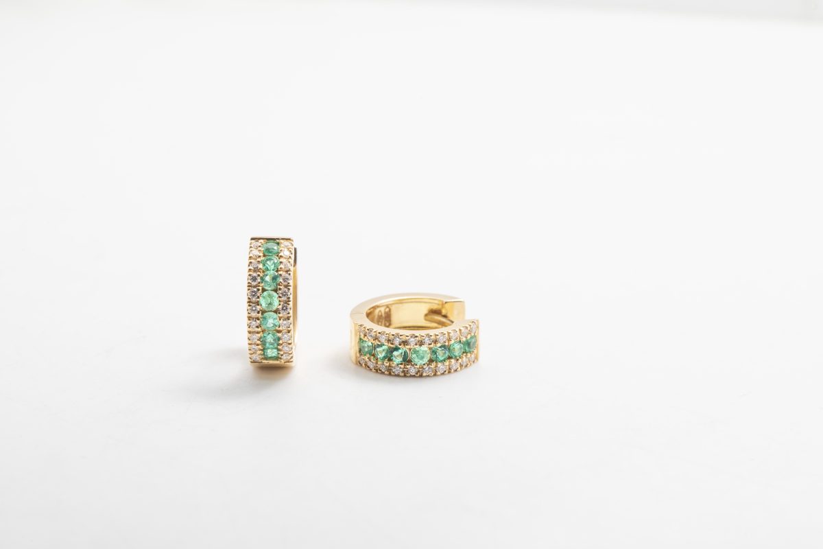 Argollas con diamantes y esmeraldas