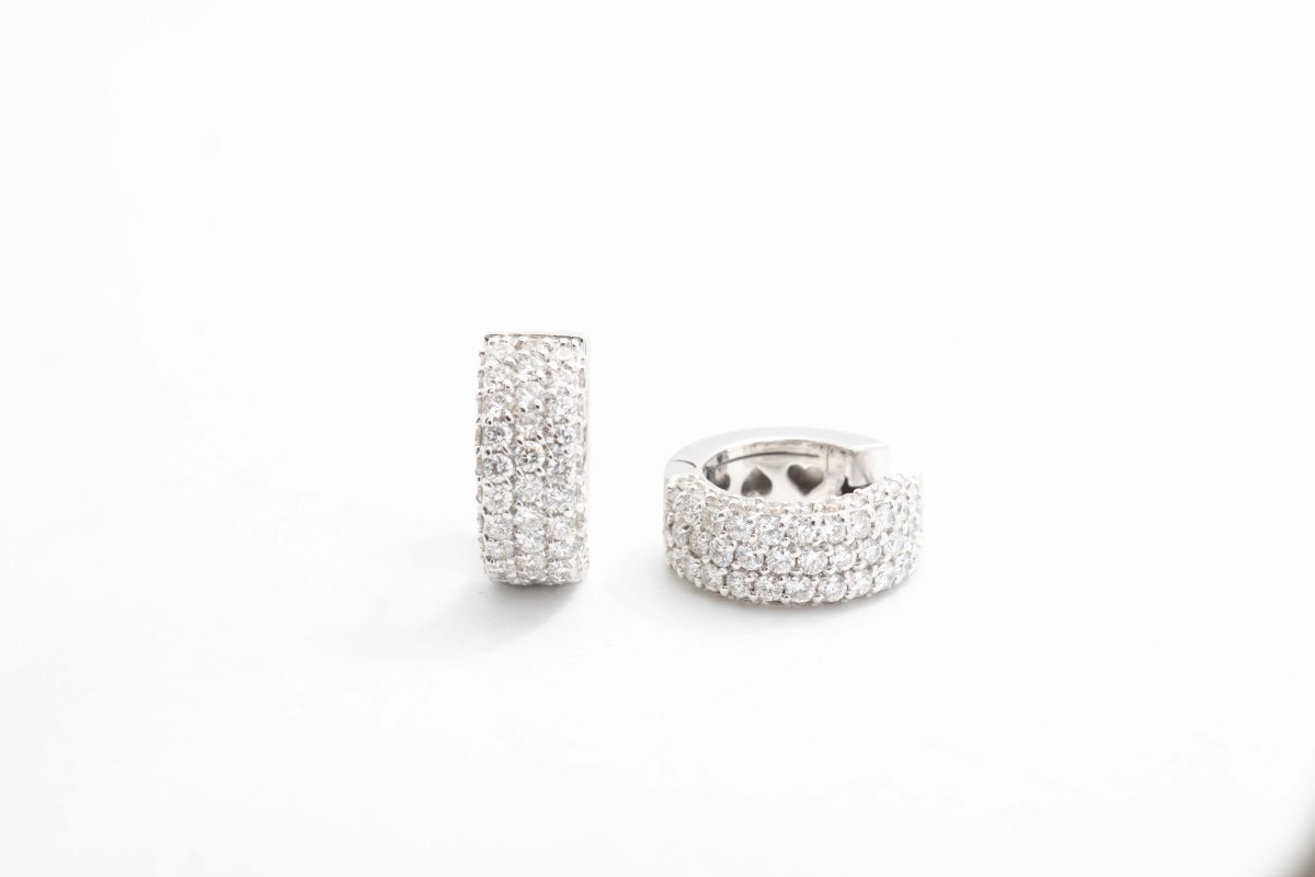 Argollas con diamantes en oro blanco