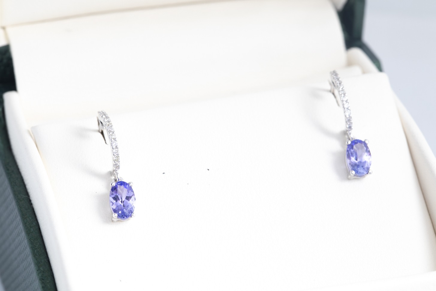 Aretes con tanzanitas y diamantes en oro blanco