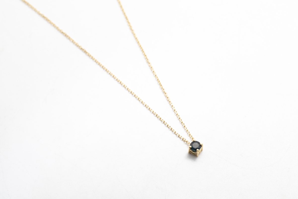 Collar con un zafiro