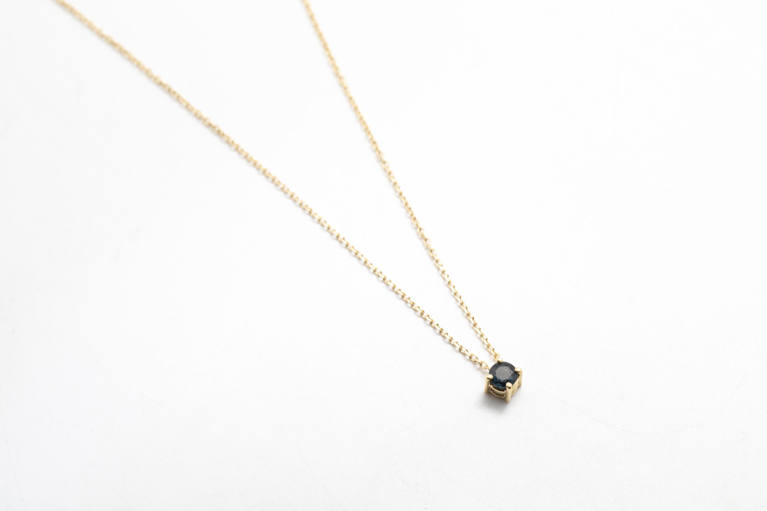 Collar con un zafiro