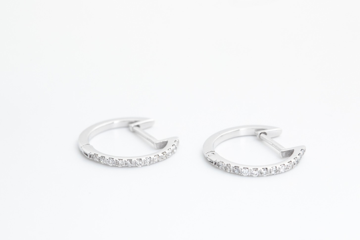 Aretes argolla oro blanco con brillantes