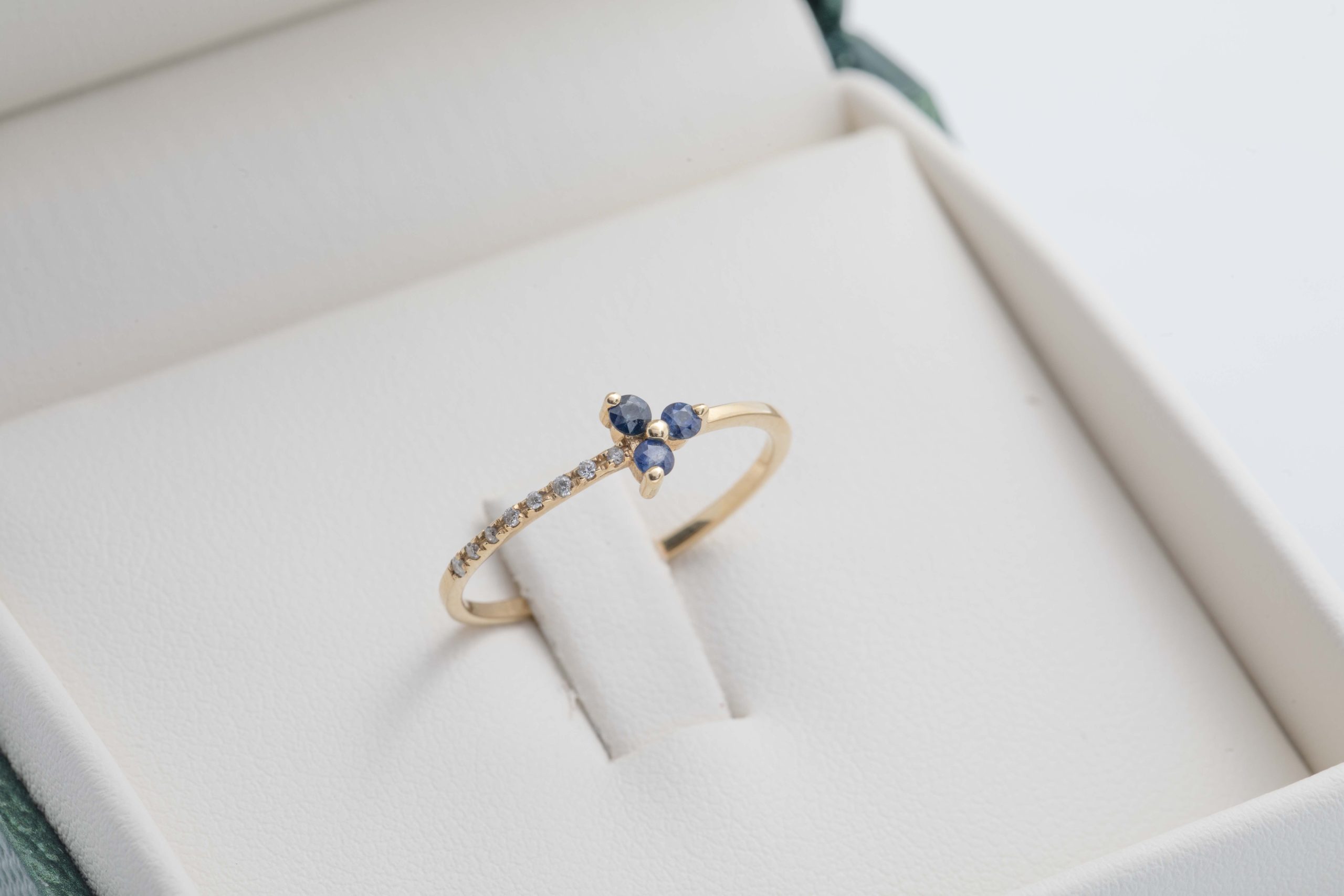 Anillo con zafiros