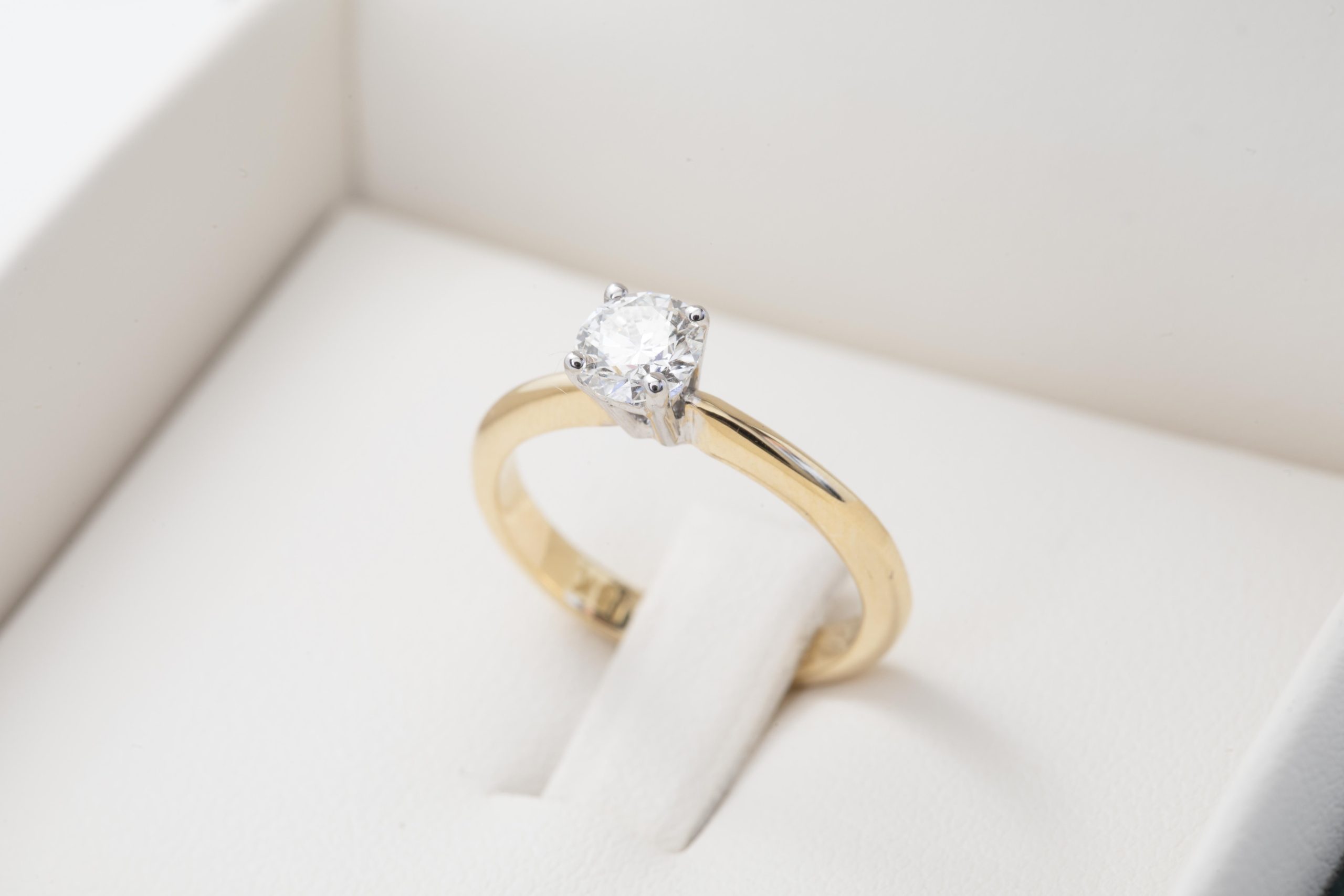 Anillo de compromiso con diamante 0.49Ct.