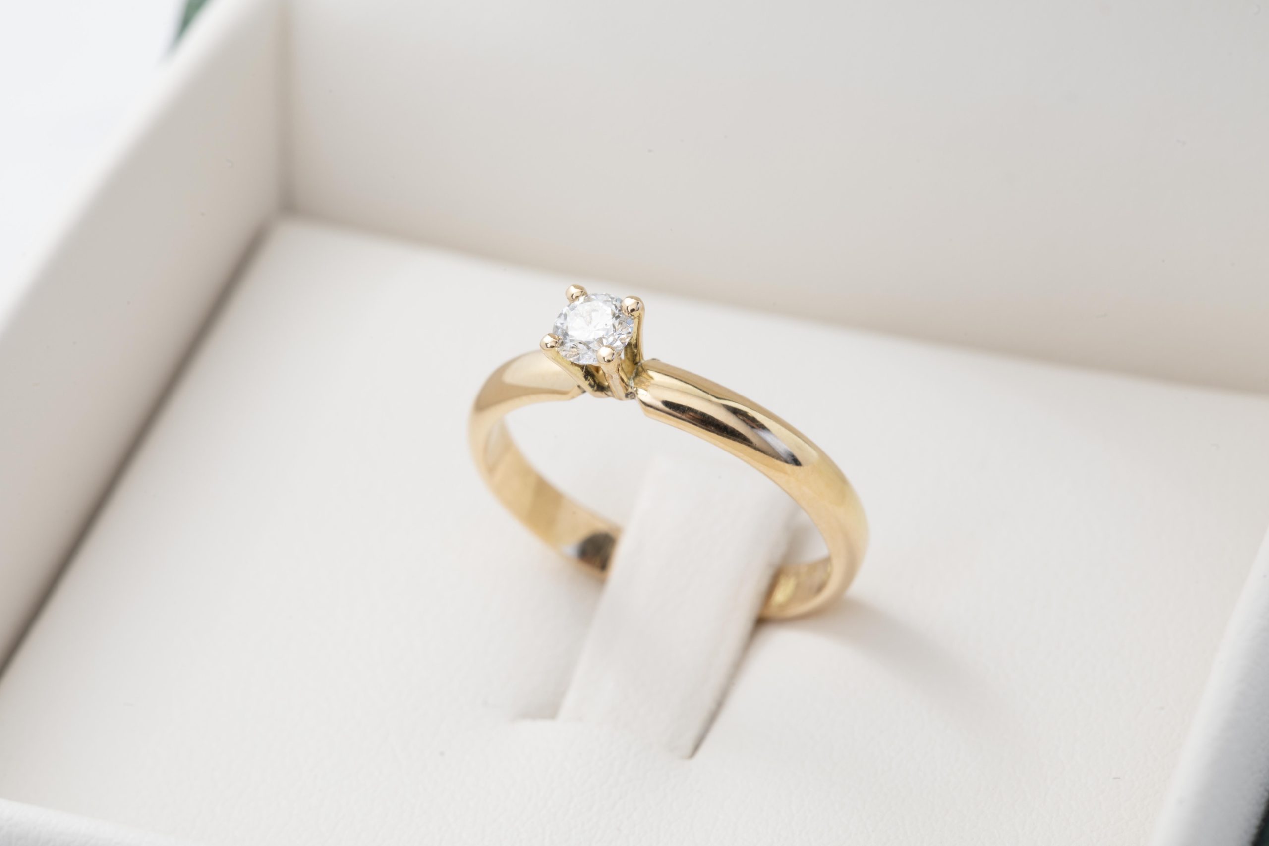 Anillo de compromiso con diamante 0.19Ct.