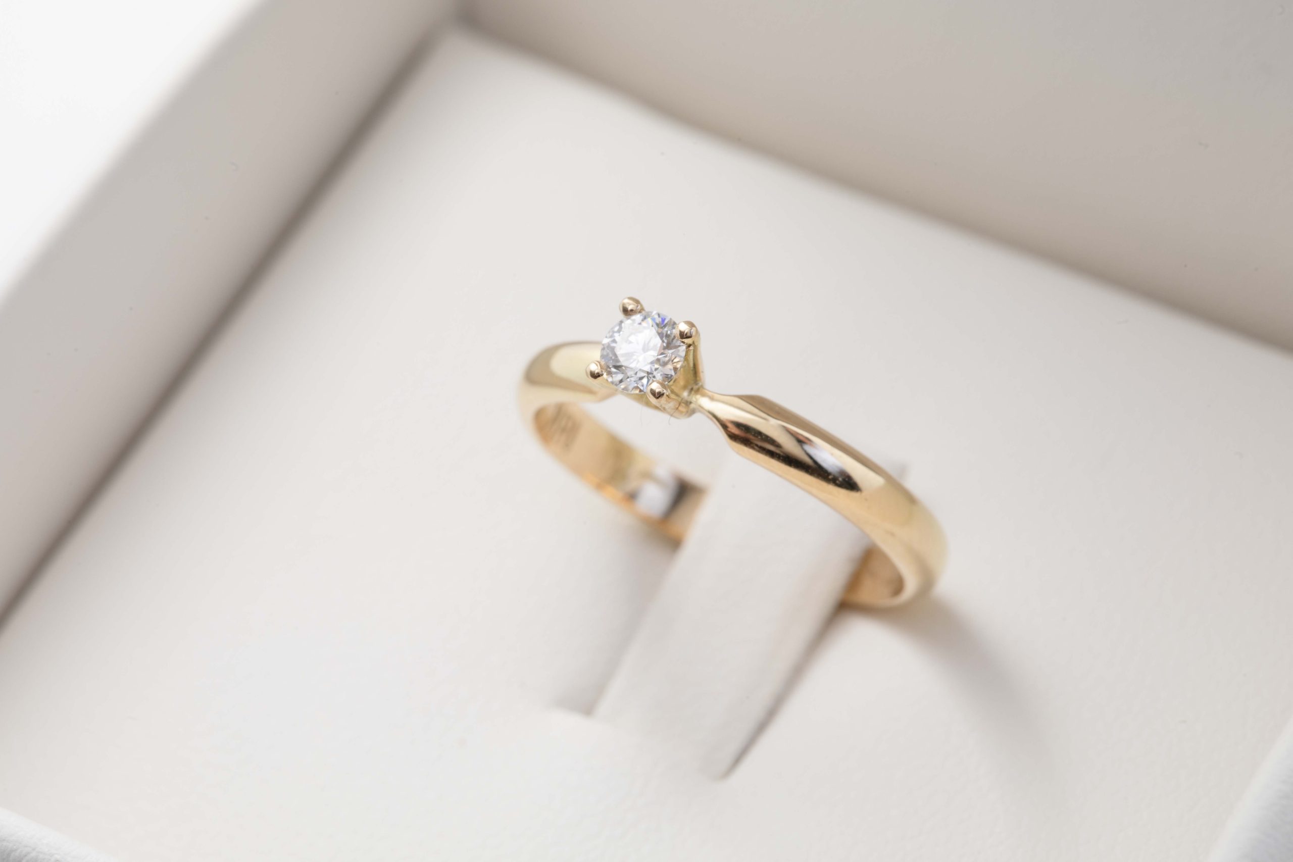 Anillo de compromiso con diamante 0.17Ct.