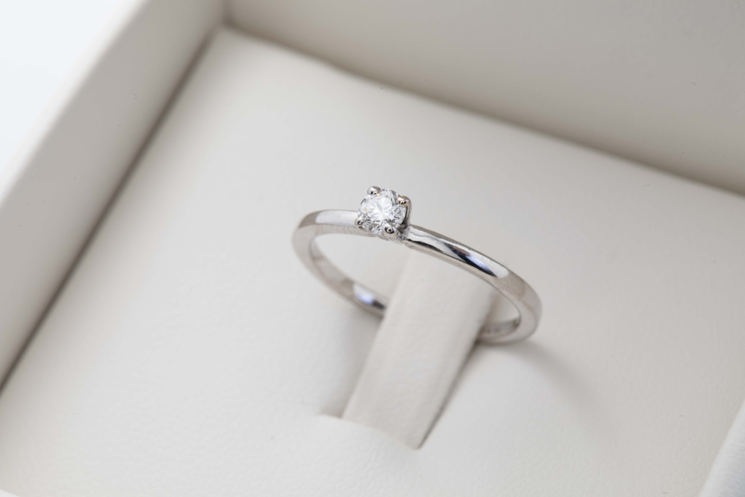Anillo de compromiso con diamante 0.17Ct.