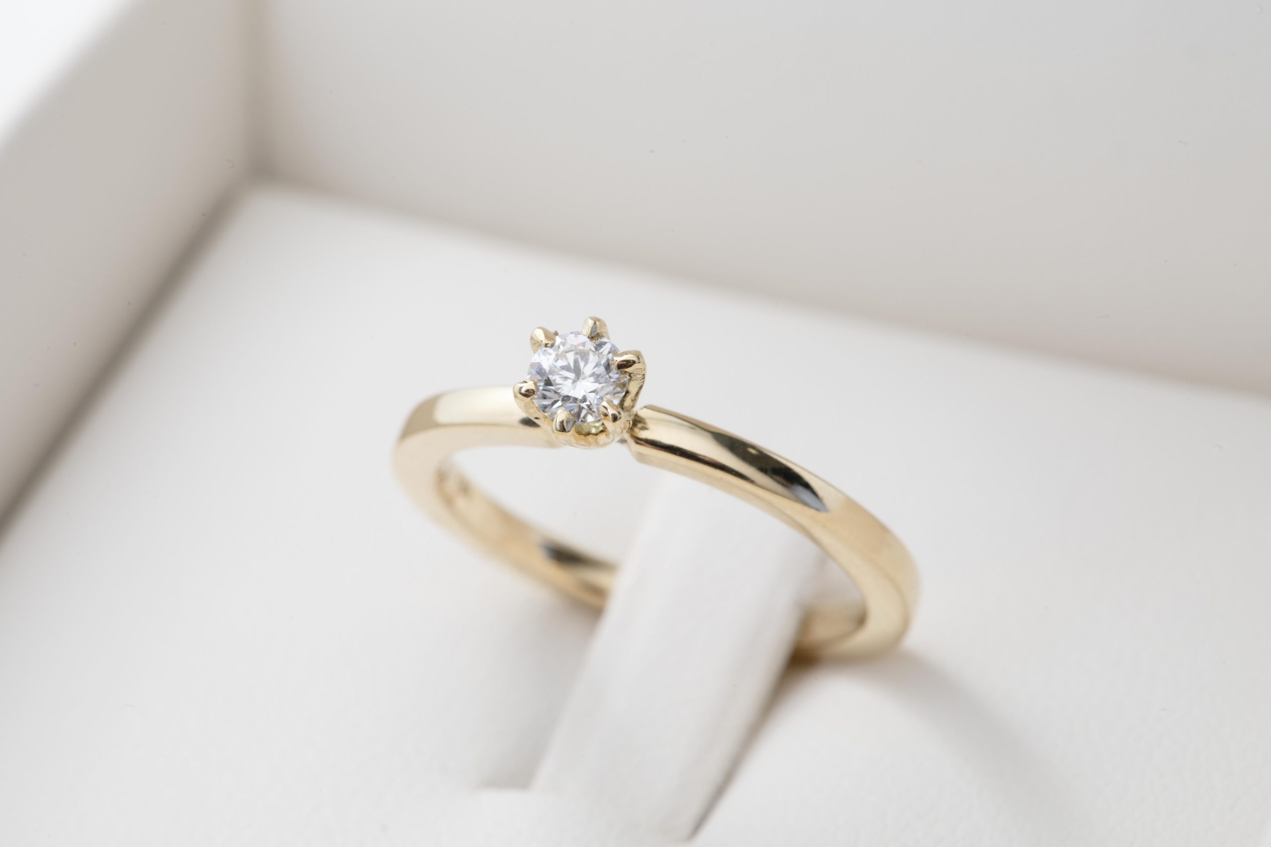 Anillo de compromiso con diamante 0.17Ct.