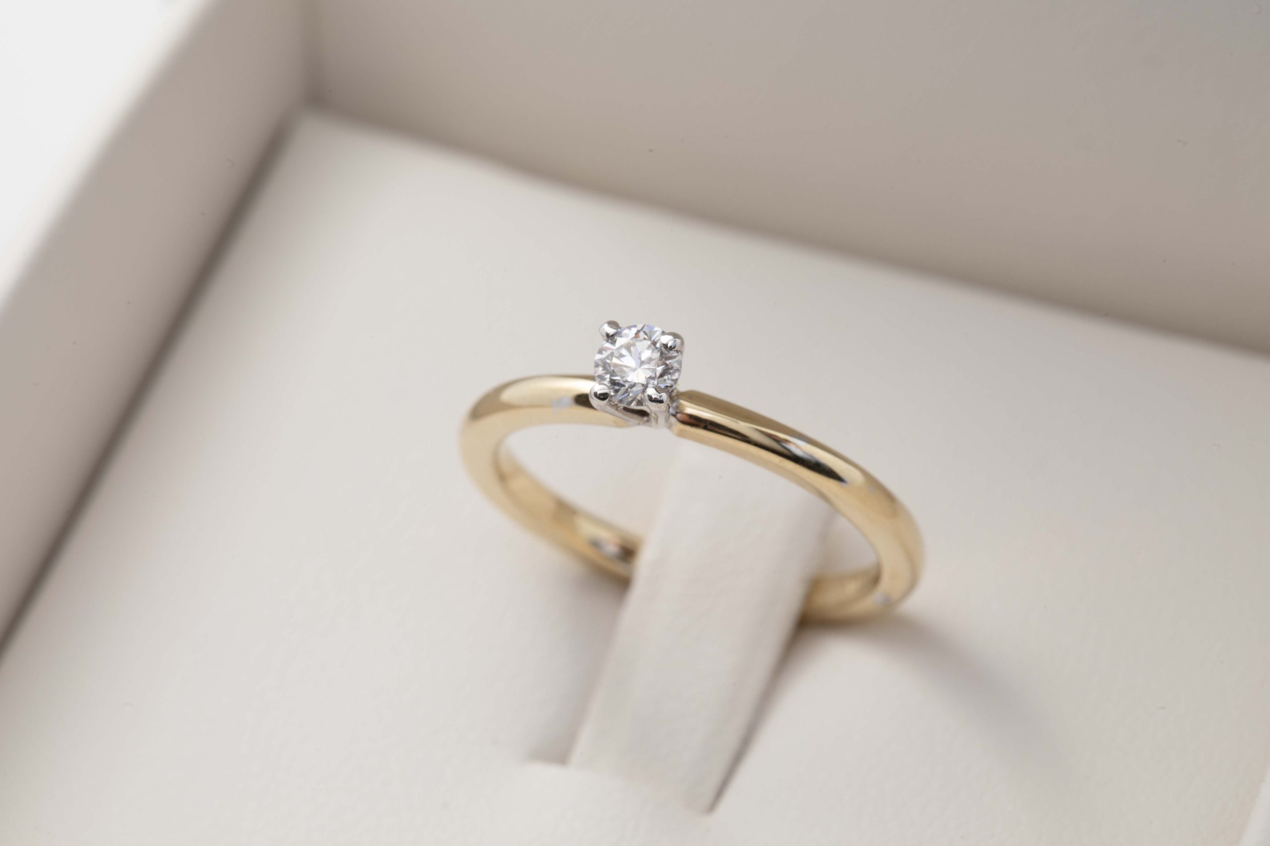 Anillo de compromiso con diamante 0.17Ct.